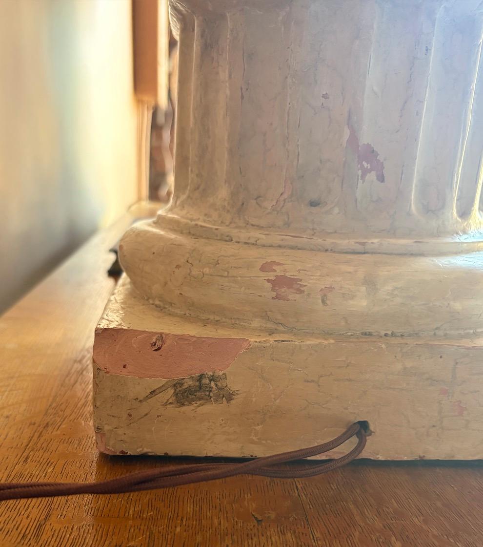 20ième siècle Paire de lampes à colonne en relief en plâtre crème en vente