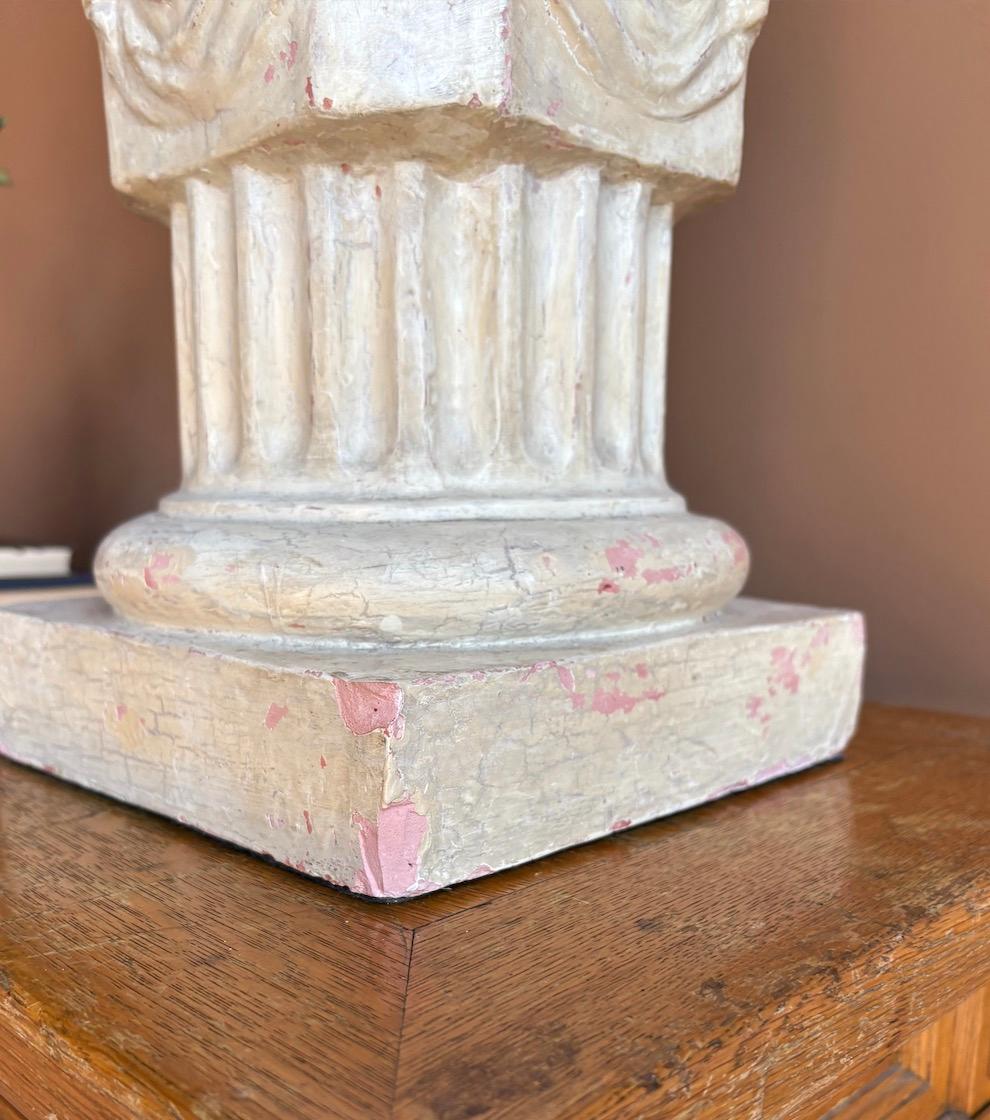 Plâtre Paire de lampes à colonne en relief en plâtre crème en vente