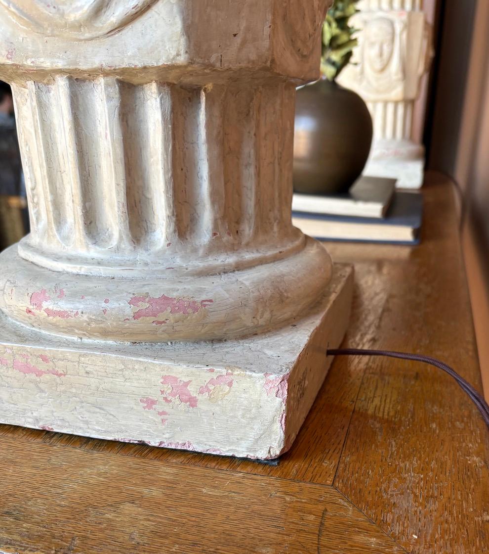 Paire de lampes à colonne en relief en plâtre crème en vente 1