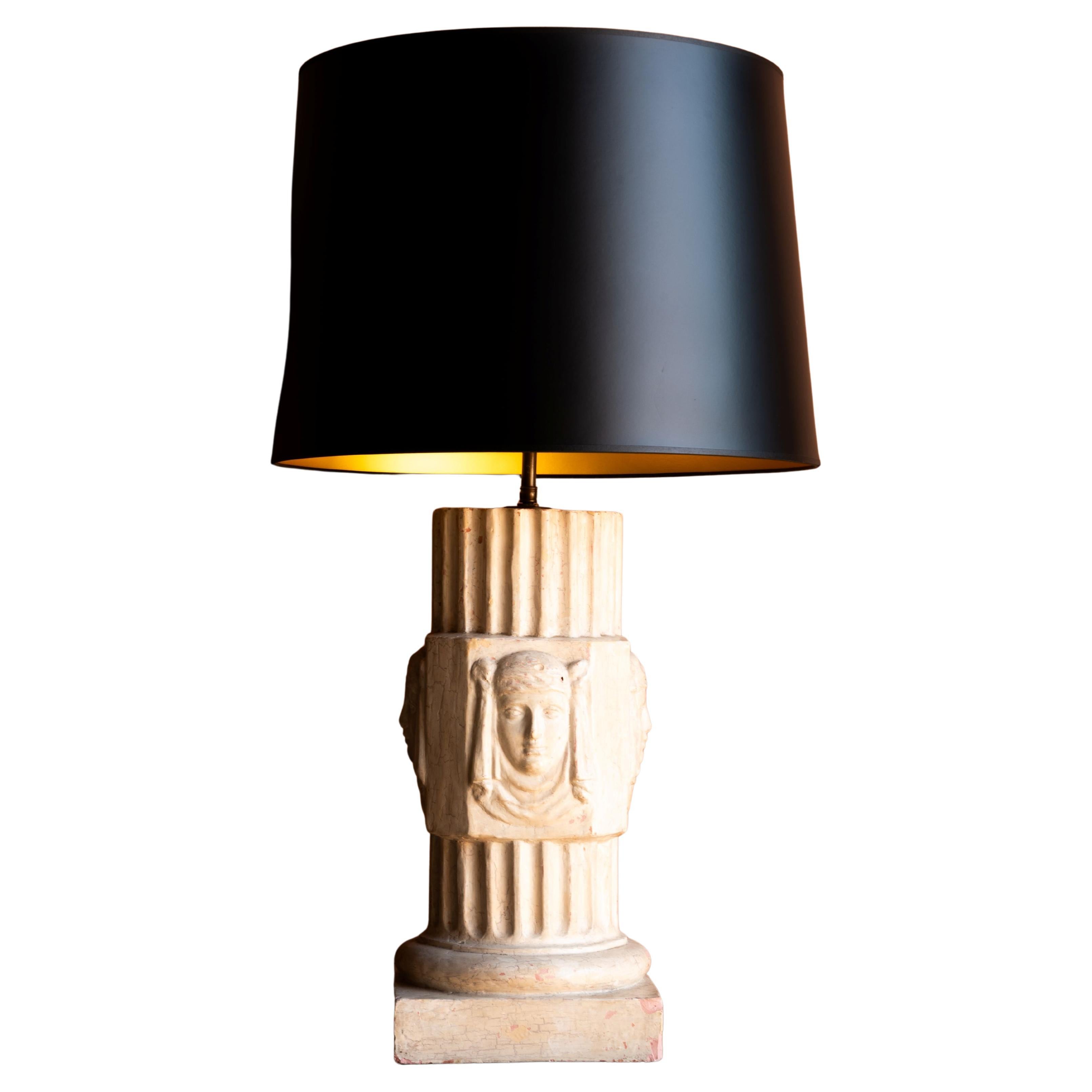 Paire de lampes à colonne en relief en plâtre crème en vente