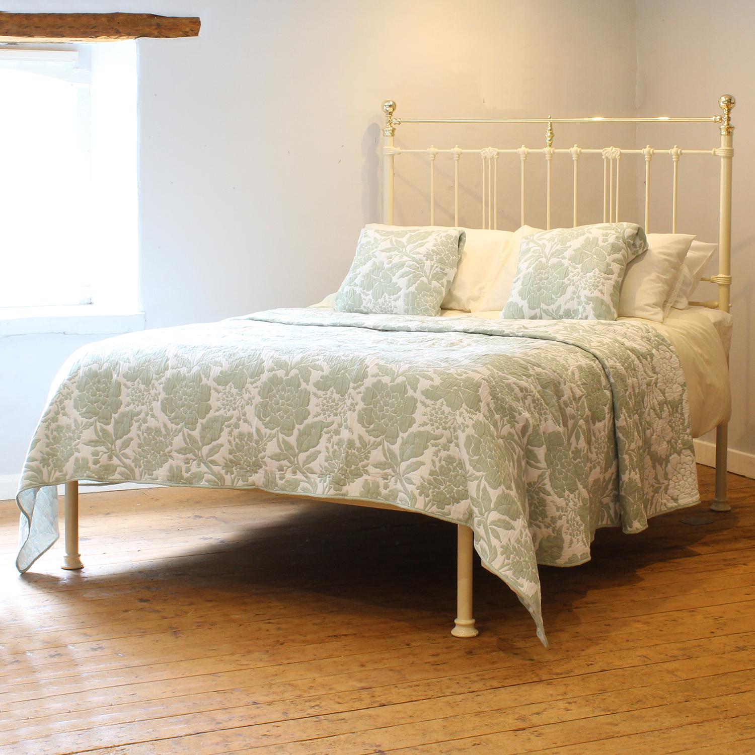 A Victorian platform brass and iron bed with brass straight top rail and low foot end finished in cream.

This bed accepts a US Queen size (or UK King Size) 60 inch wide base and mattress set.

The price includes a firm standard bed base to