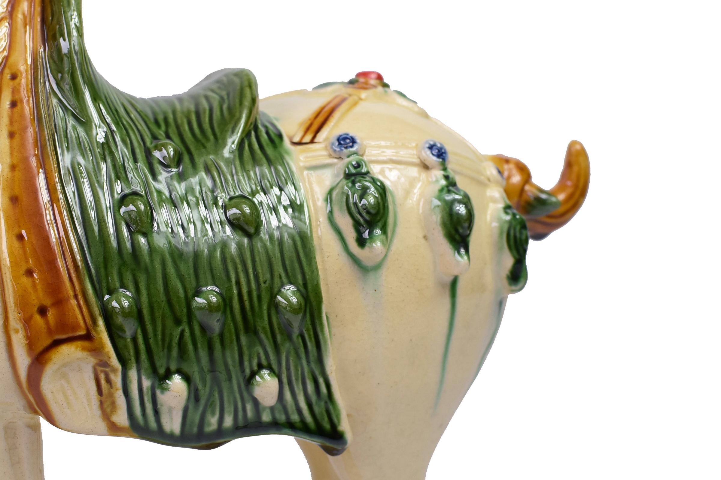 Cheval en poterie crème:: glaçure chinoise San Cai Excellent état à Somis, CA