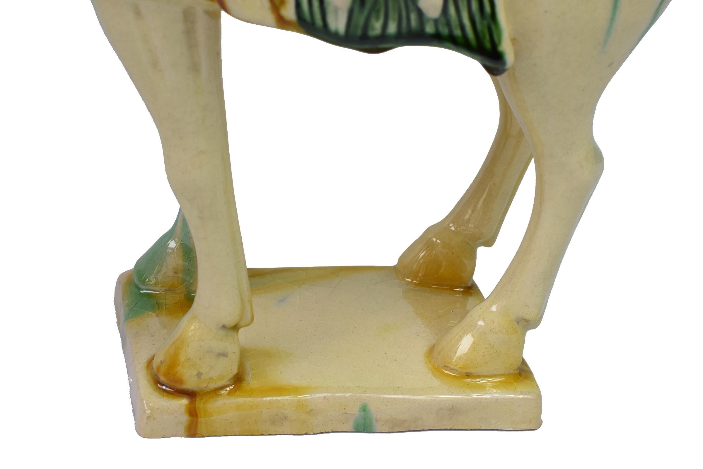 XXIe siècle et contemporain Cheval en poterie crème:: glaçure chinoise San Cai