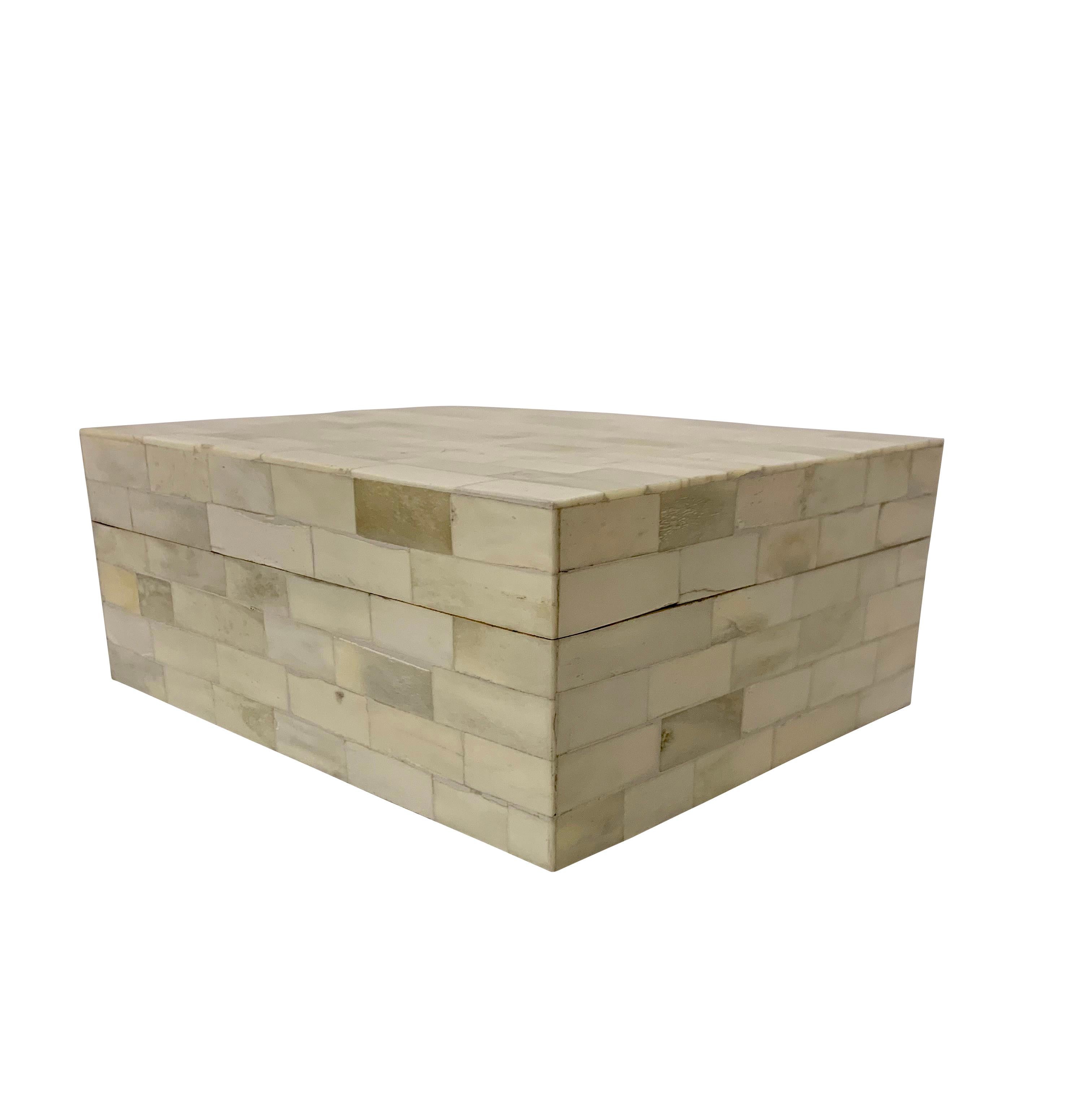 Contemporary Indian bone box with natural cream colored rectangular box design
Also available in a larger size ( S6531 ) as well as three sizes of trays ( S6539 / 6546 / S6547 )
Part of a large collection of bone boxes.