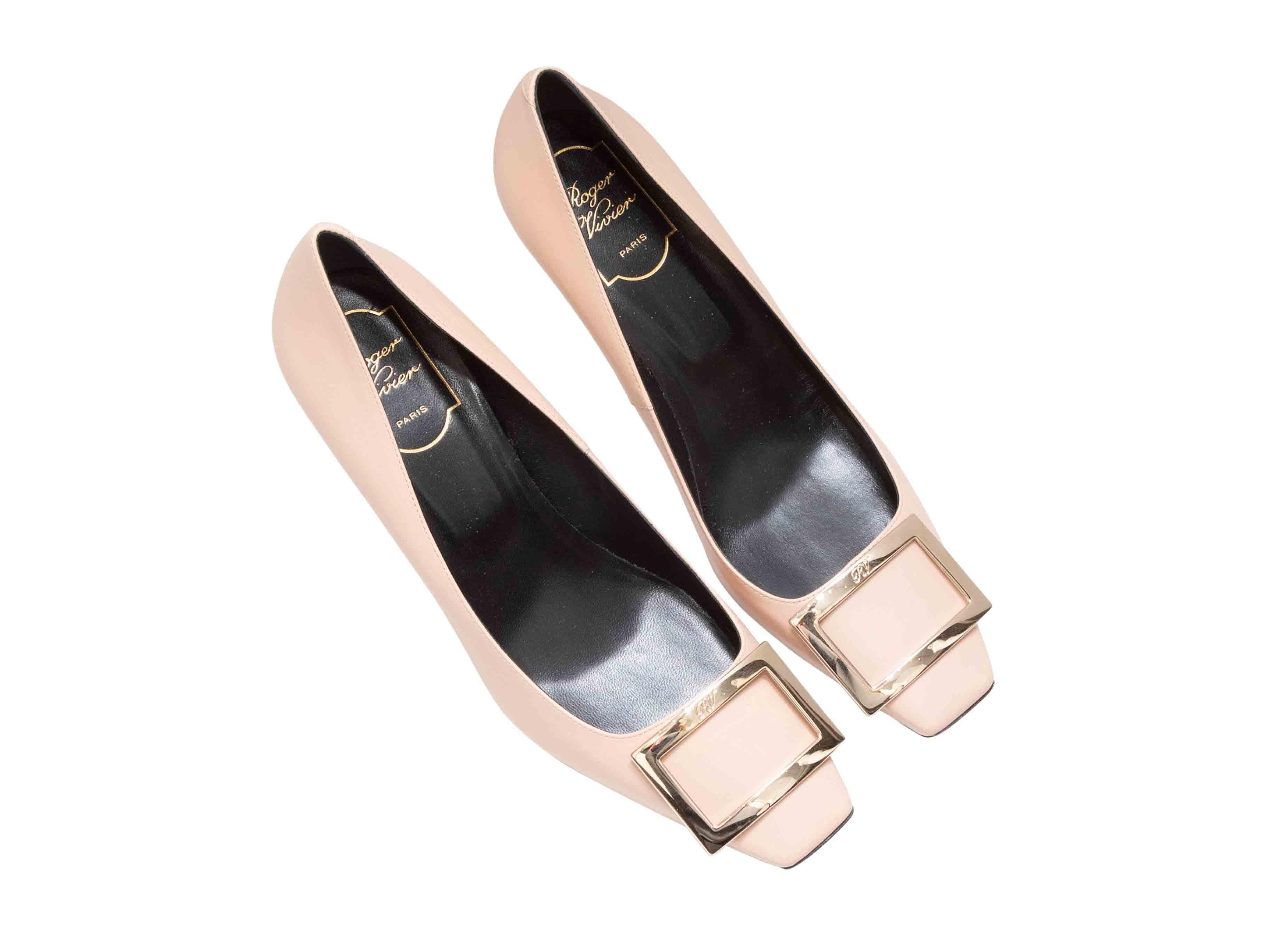 Zapatos de salón con hebilla de charol color crema de Roger Vivier. Altura del tacón de 7 cm.

Diseñador Talla: 39.5
Talla recomendada en EE.UU.: 9.5

