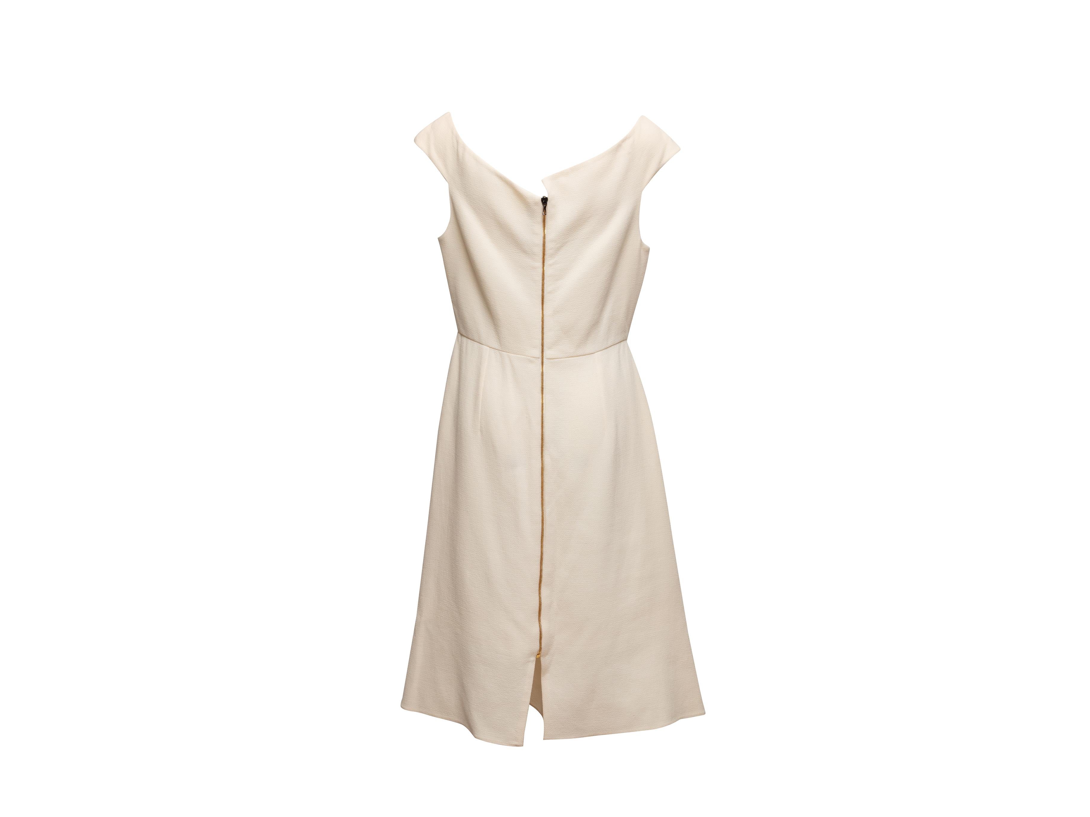 Robe sans manches en laine crème de Roland Mouret. Encolure et ourlet asymétriques. Fermeture à glissière au dos. Buste de 36