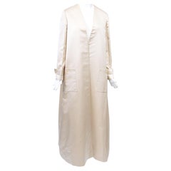 Longue robe de soirée en satin crème