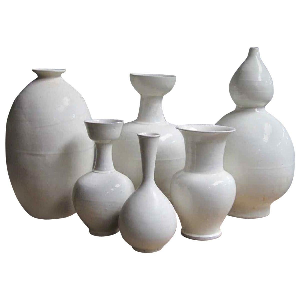 Vases sculpturaux en terre cuite de forme crème fabriqués à la main, Chine, contemporains