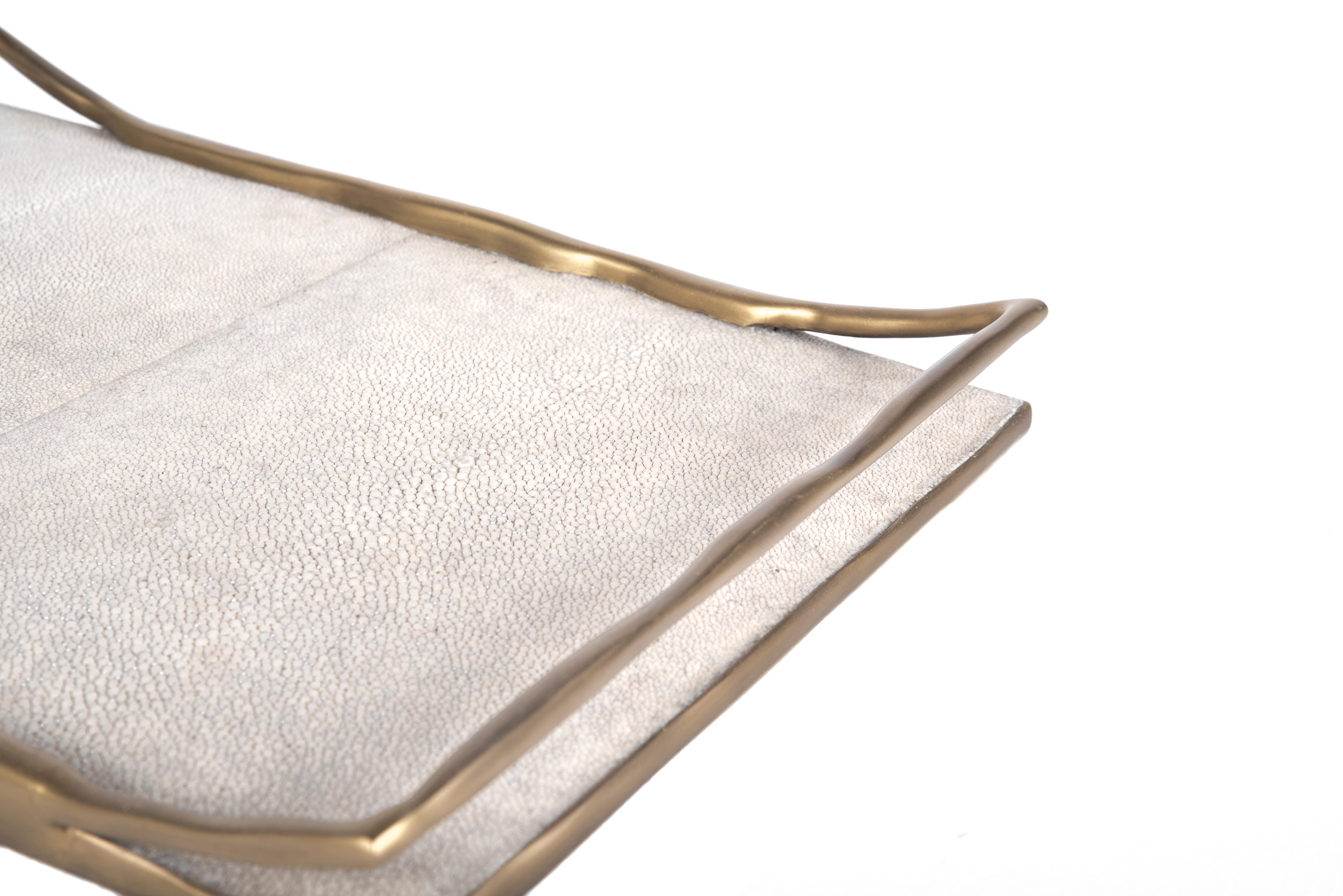 The melting tray comes in two sizes and two color variants. This listing is for the medium size in cream shagreen. The irregular surfaced bronze-patina brass handles, frame the tray in a beautiful & sculptural way.

Measures: Large 58.5 x 34.5 x