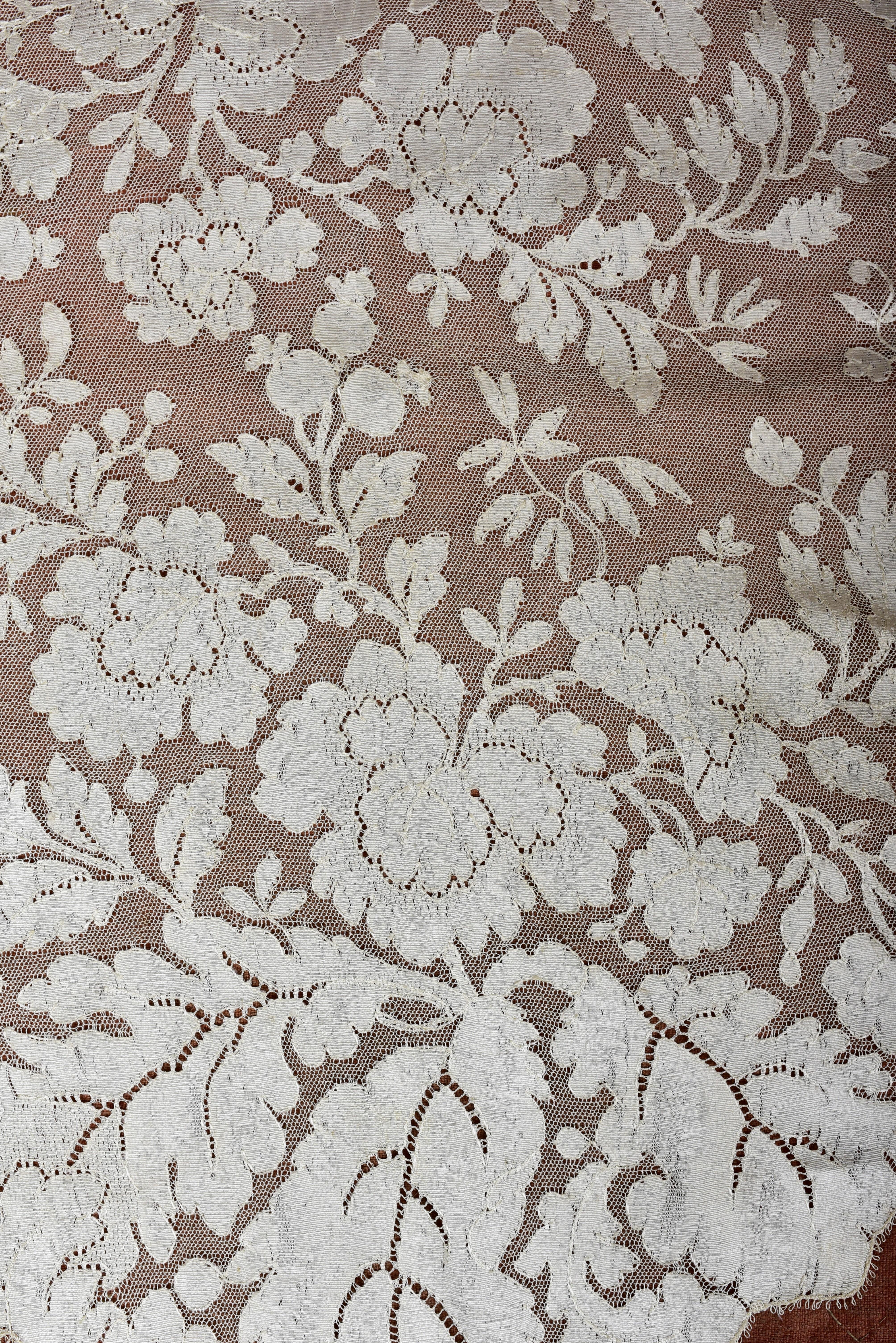 Cream silk blonde Lace Mantilla - Spain second half 19th century For Sale 5