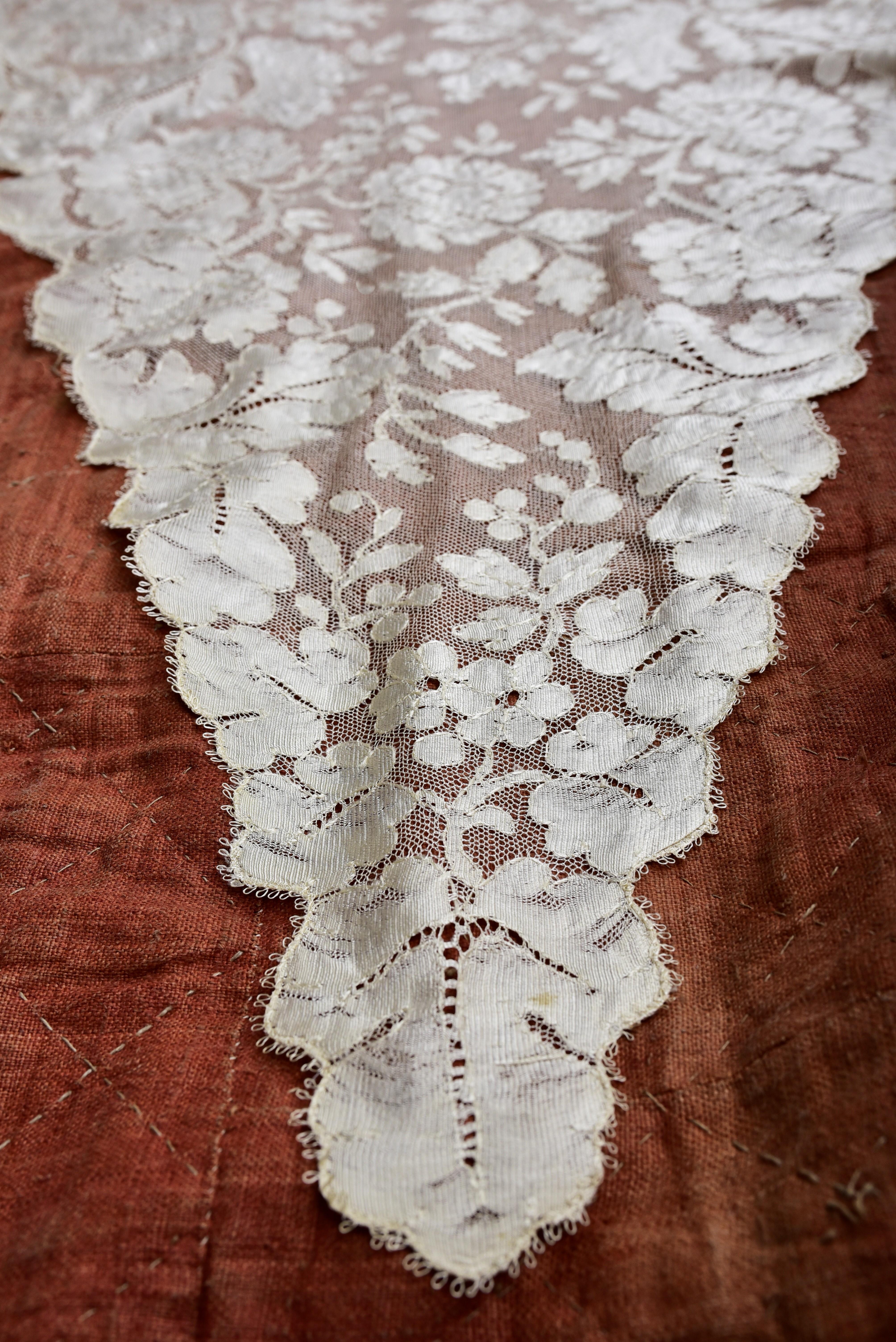Cream silk blonde Lace Mantilla - Spain second half 19th century For Sale 6