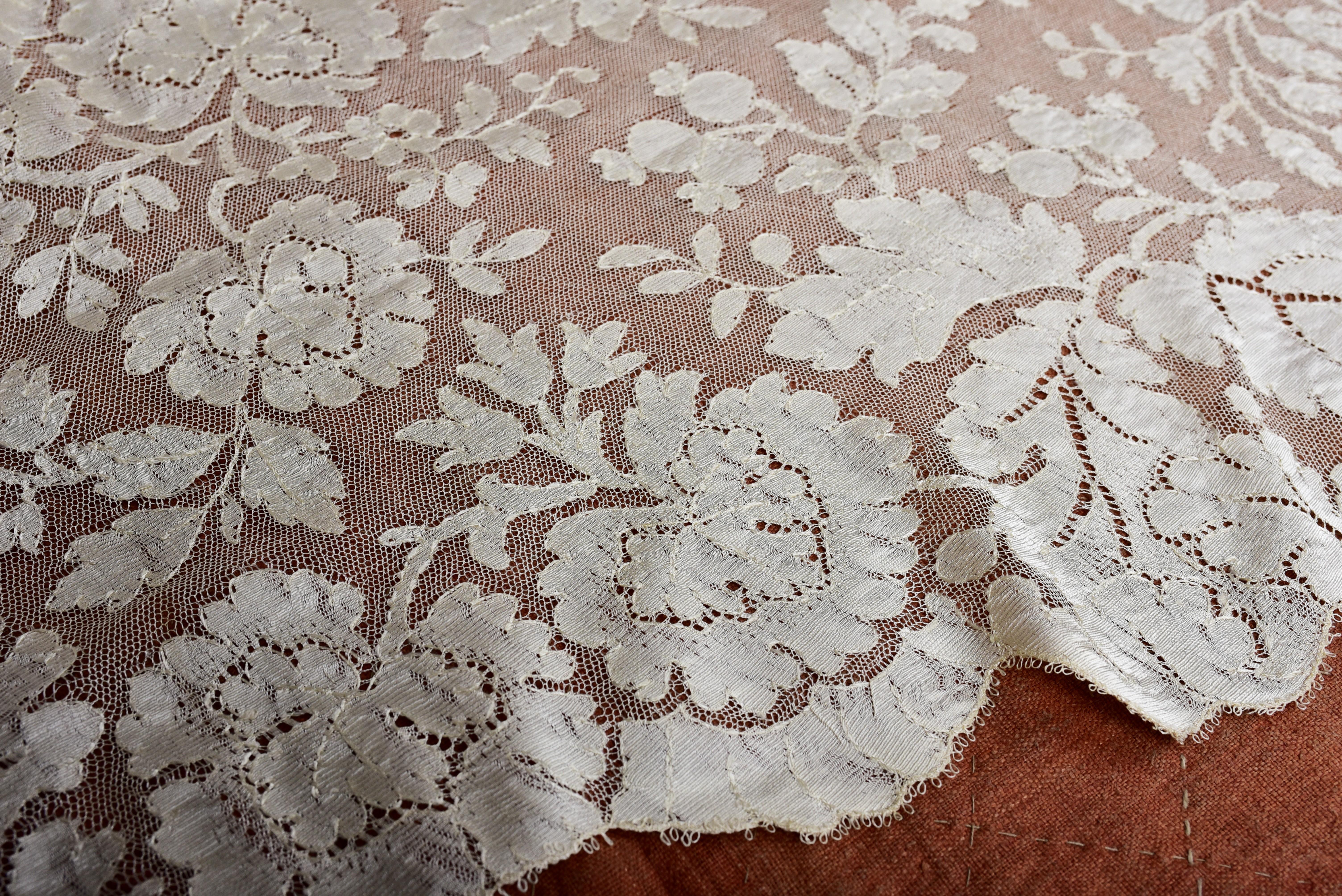 Cream silk blonde Lace Mantilla - Spain second half 19th century For Sale 7