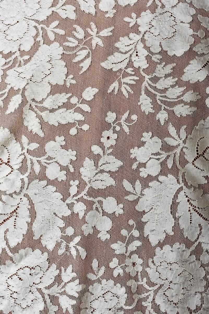 Cream silk blonde Lace Mantilla - Spain second half 19th century For Sale 8