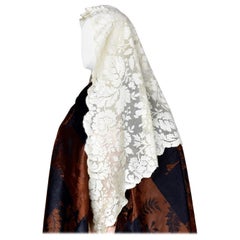 Mantille aus cremefarbener Seide und blonder Spitze - Spanien zweite Hälfte 19.