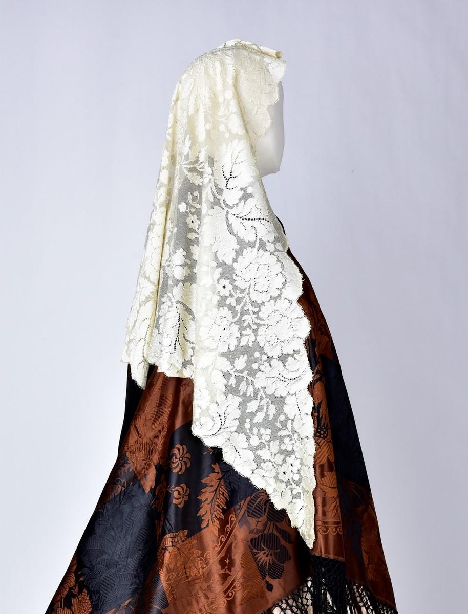 Cream silk blonde Lace Mantilla - Spain second half 19th century In Good Condition For Sale In Toulon, FR