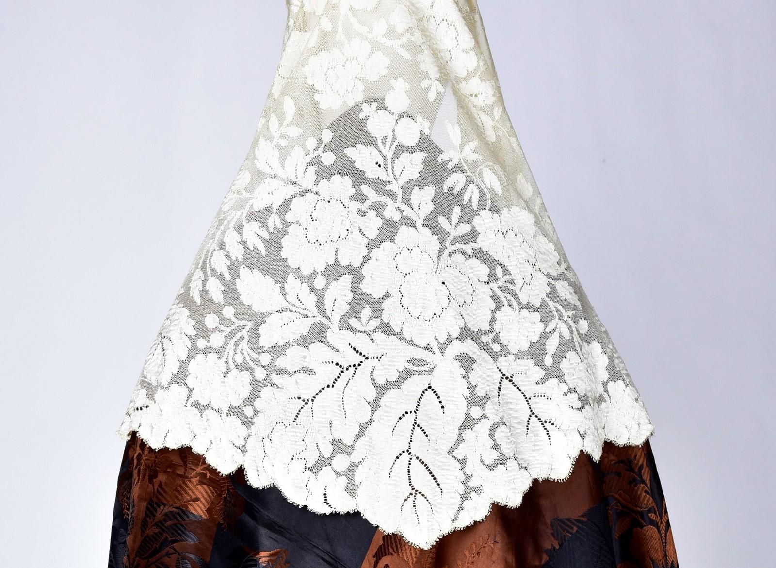 Cream silk blonde Lace Mantilla - Spain second half 19th century For Sale 1