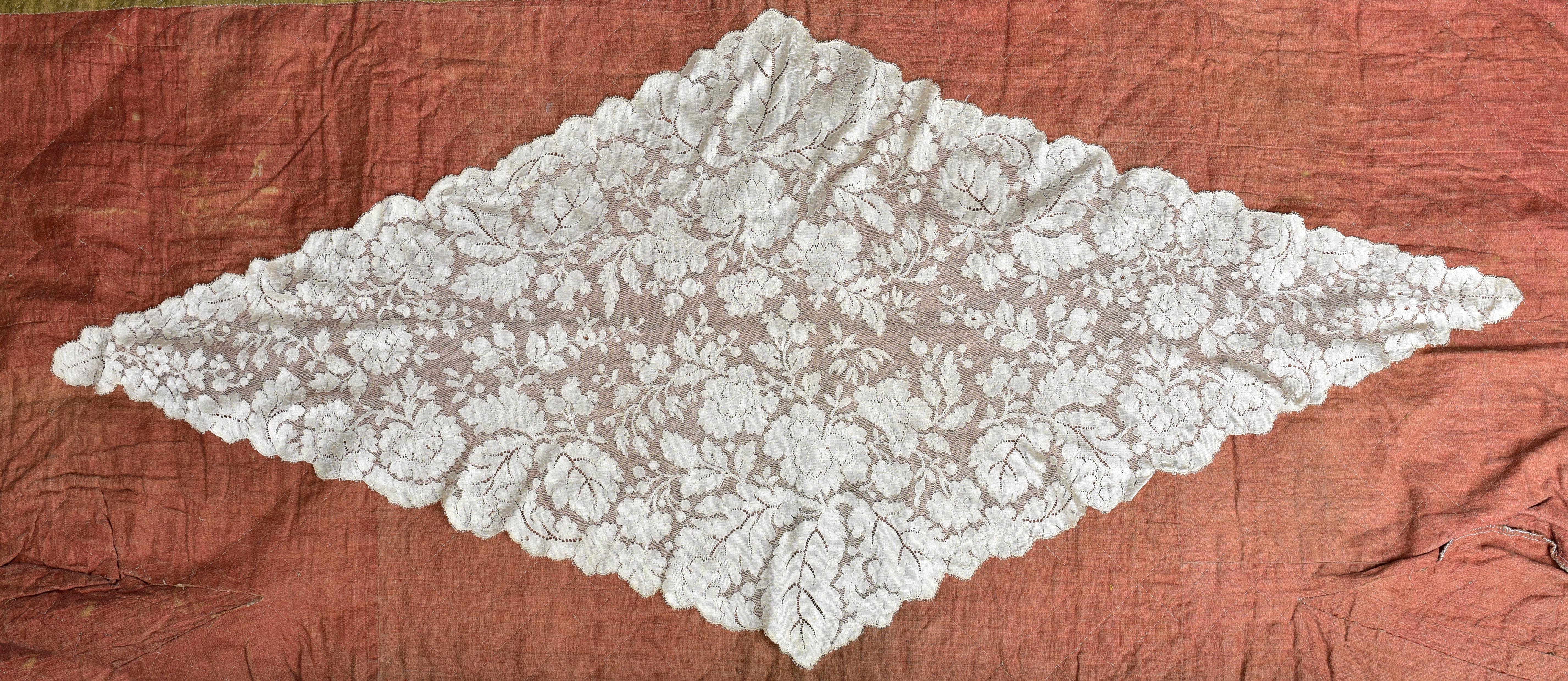 Cream silk blonde Lace Mantilla - Spain second half 19th century For Sale 2