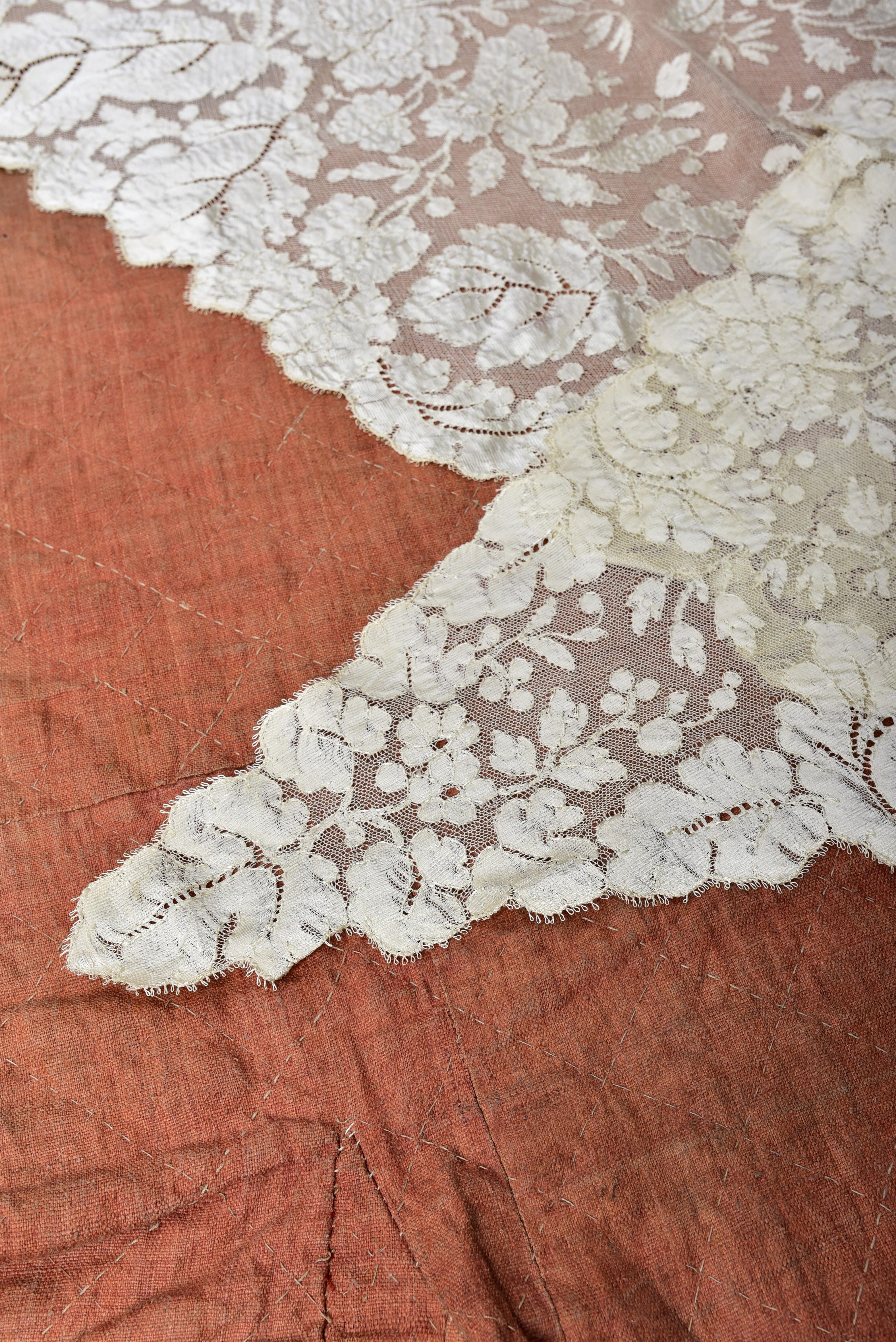 Cream silk blonde Lace Mantilla - Spain second half 19th century For Sale 3