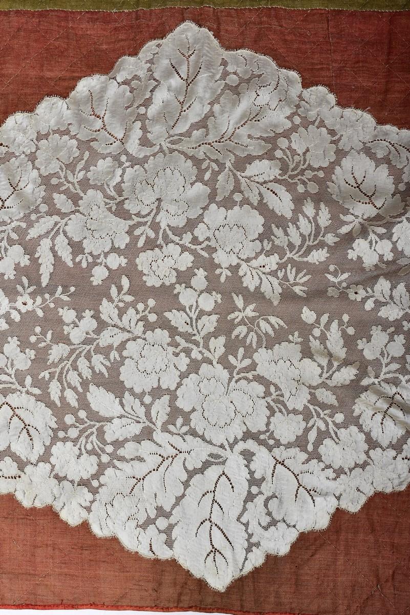 Cream silk blonde Lace Mantilla - Spain second half 19th century For Sale 4