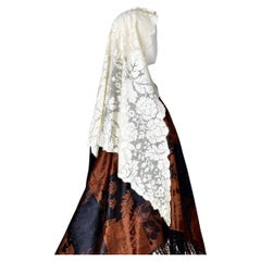 Mantille en dentelle blonde de soie crème - Espagne seconde moitié du 19ème siècle Mantille en dentelle blonde de soie crème - Espagne seconde moitié du 19ème siècle