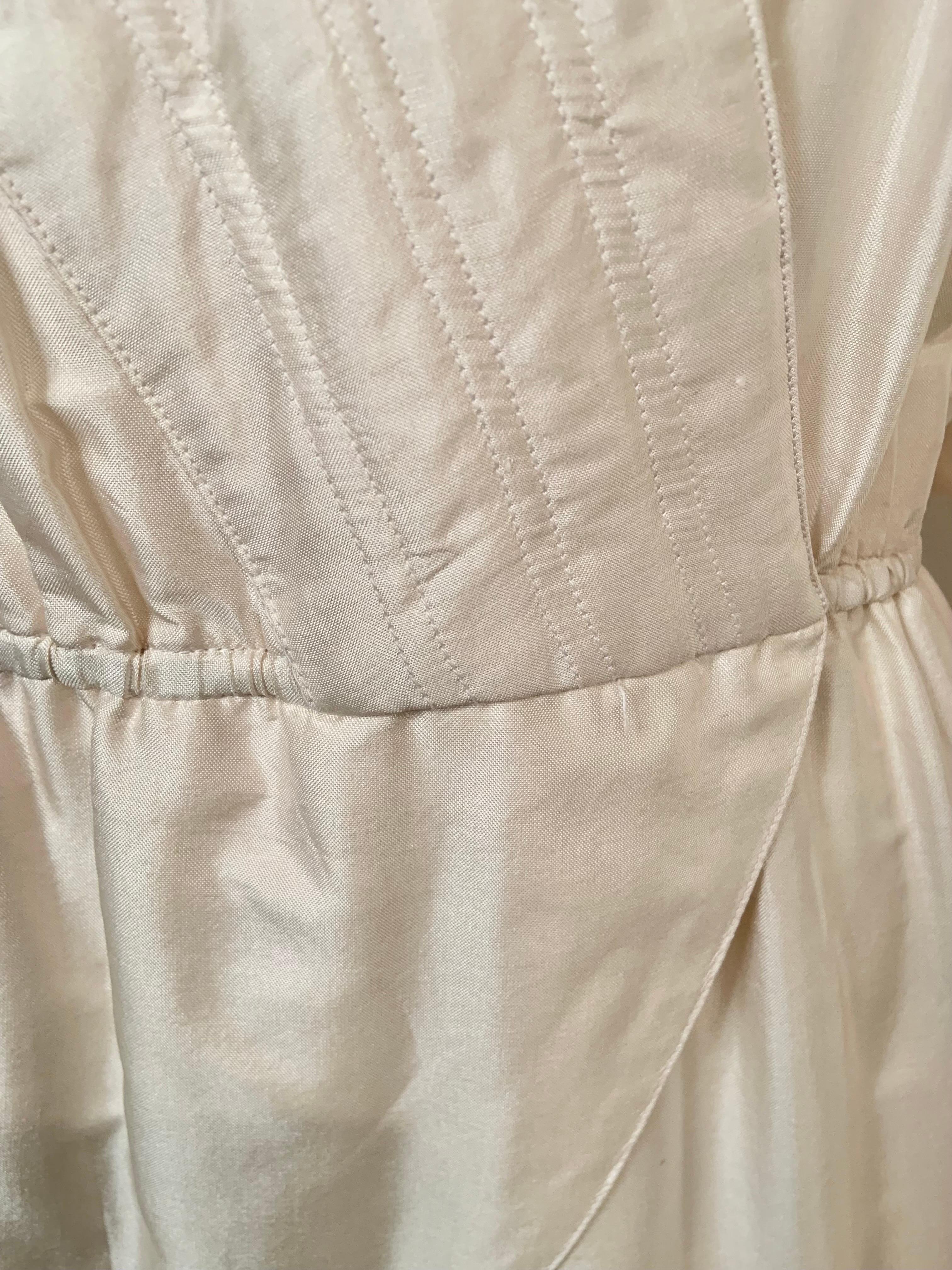 Jumpsuit aus cremefarbener Seide mit Kanalsteppung an Mieder und Manschetten im Zustand „Hervorragend“ im Angebot in New Hope, PA