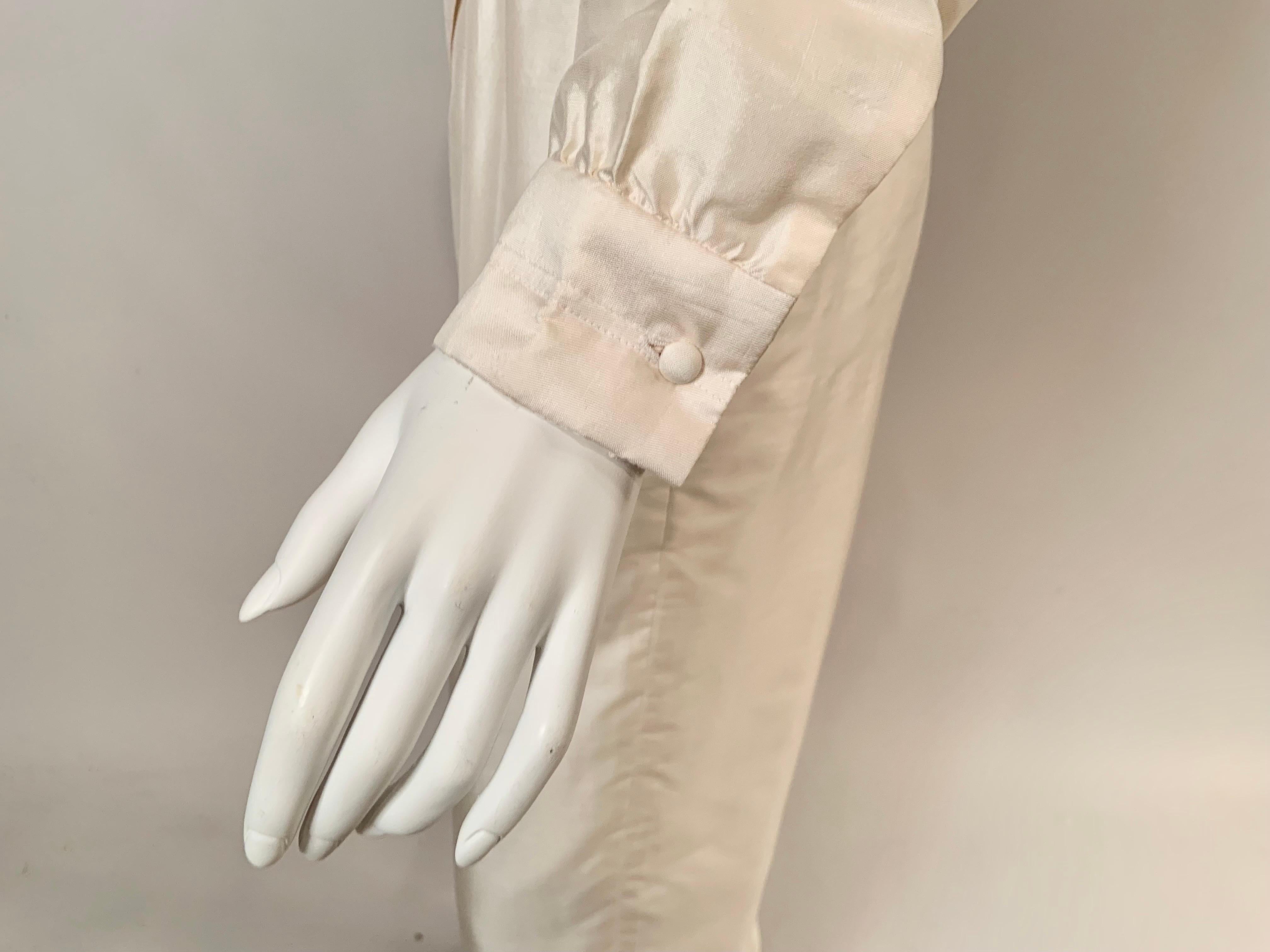 Jumpsuit aus cremefarbener Seide mit Kanalsteppung an Mieder und Manschetten im Angebot 1