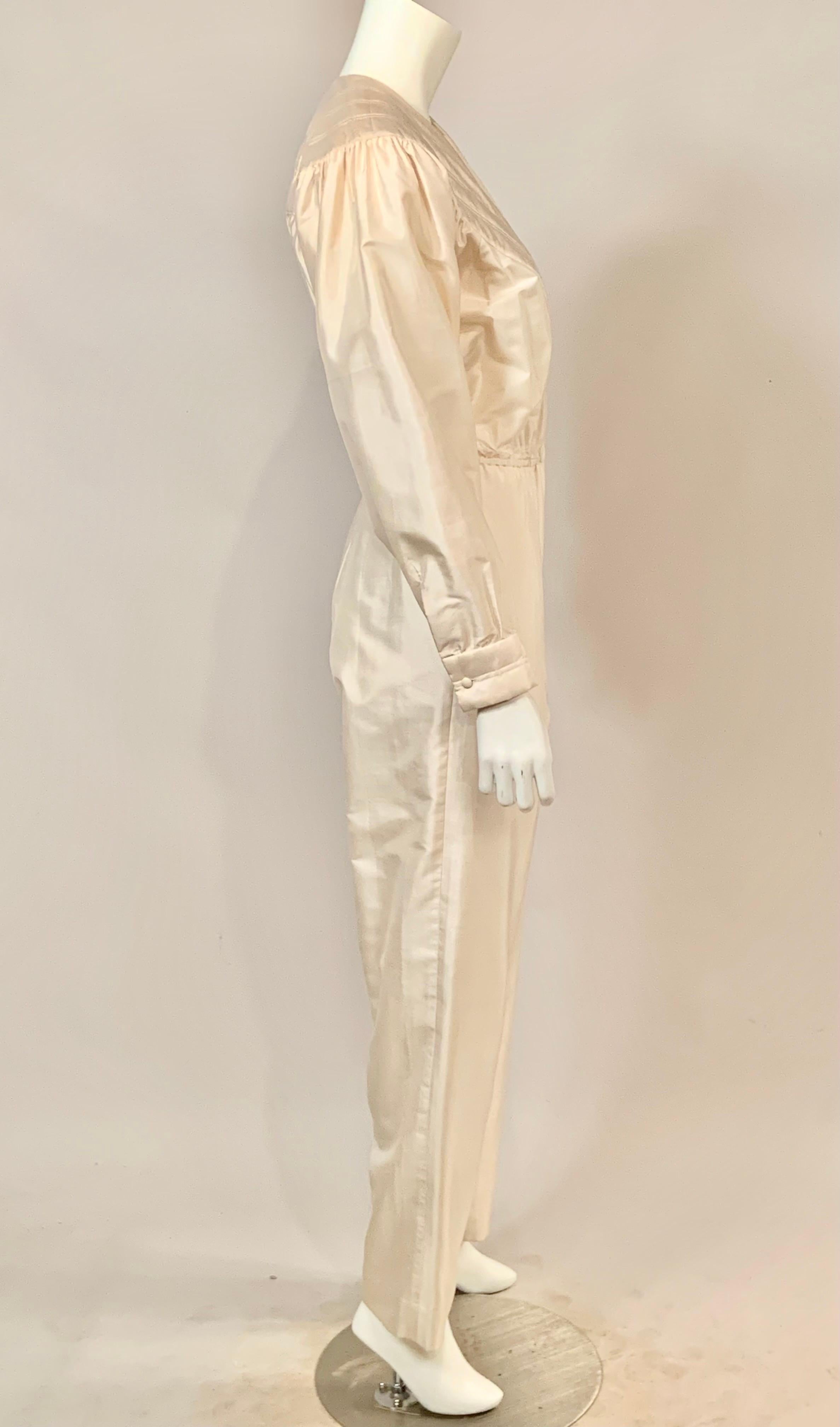 Jumpsuit aus cremefarbener Seide mit Kanalsteppung an Mieder und Manschetten im Angebot 4