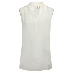 Top sans manches à col V en soie crème Taille M