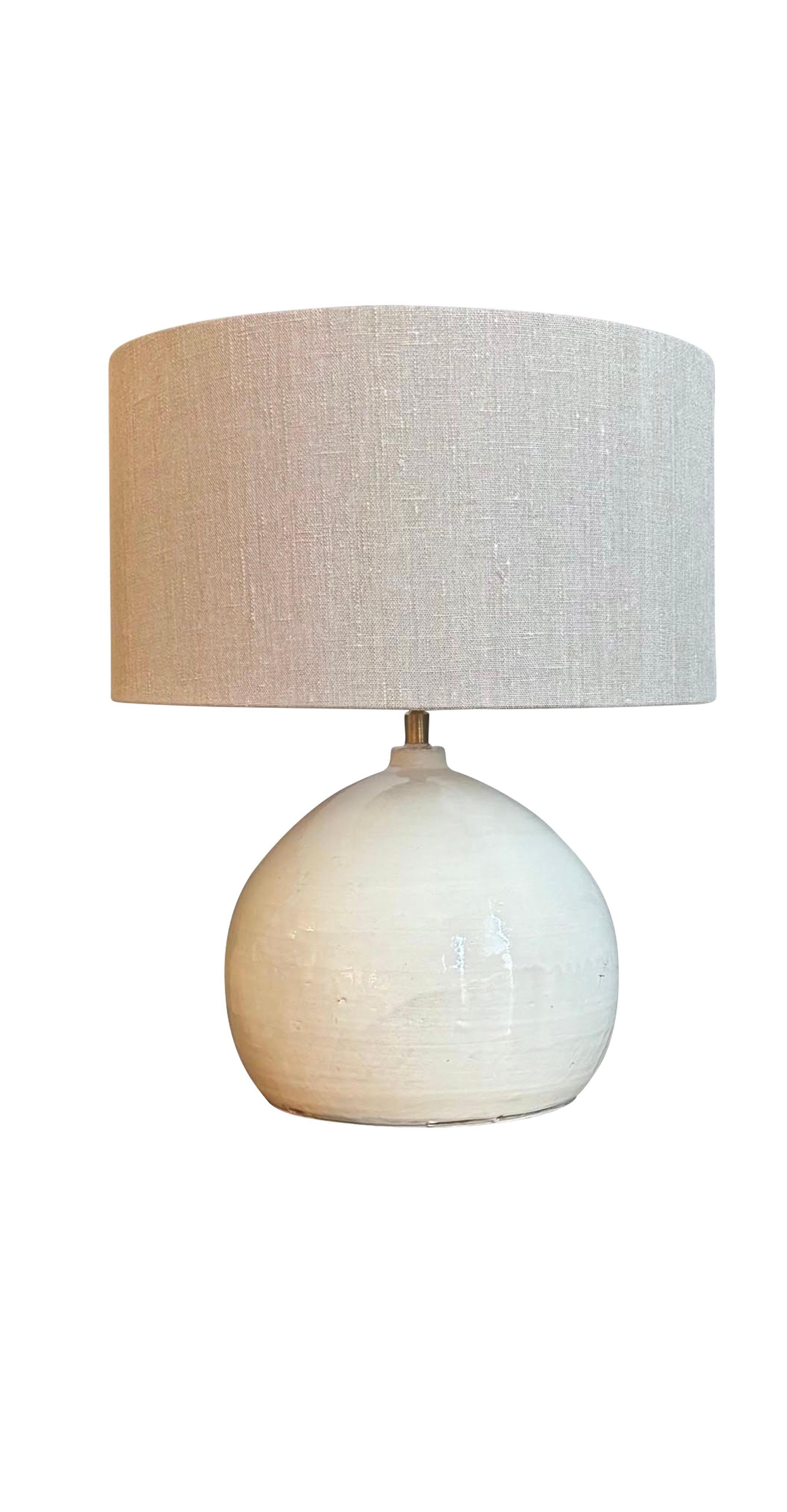 Coppia di lampade cinesi contemporanee con piccolo beccuccio apribile color crema.
Base di forma rotonda.
Paralumi in lino inclusi.
Il diametro della base misura 10