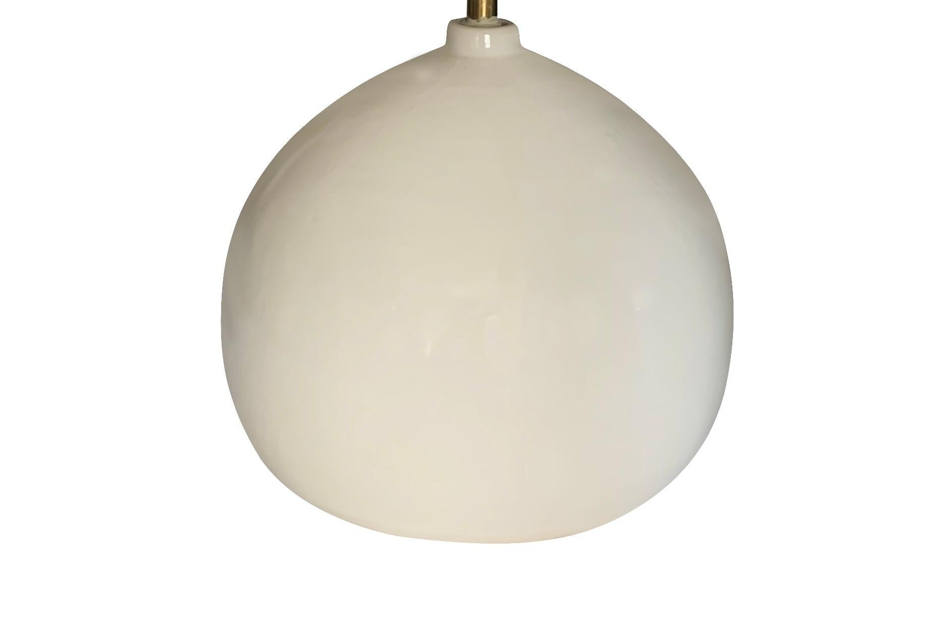 Cinese Coppia di lampade con paralume con beccuccio piccolo color crema, Cina, Contemporaneo in vendita