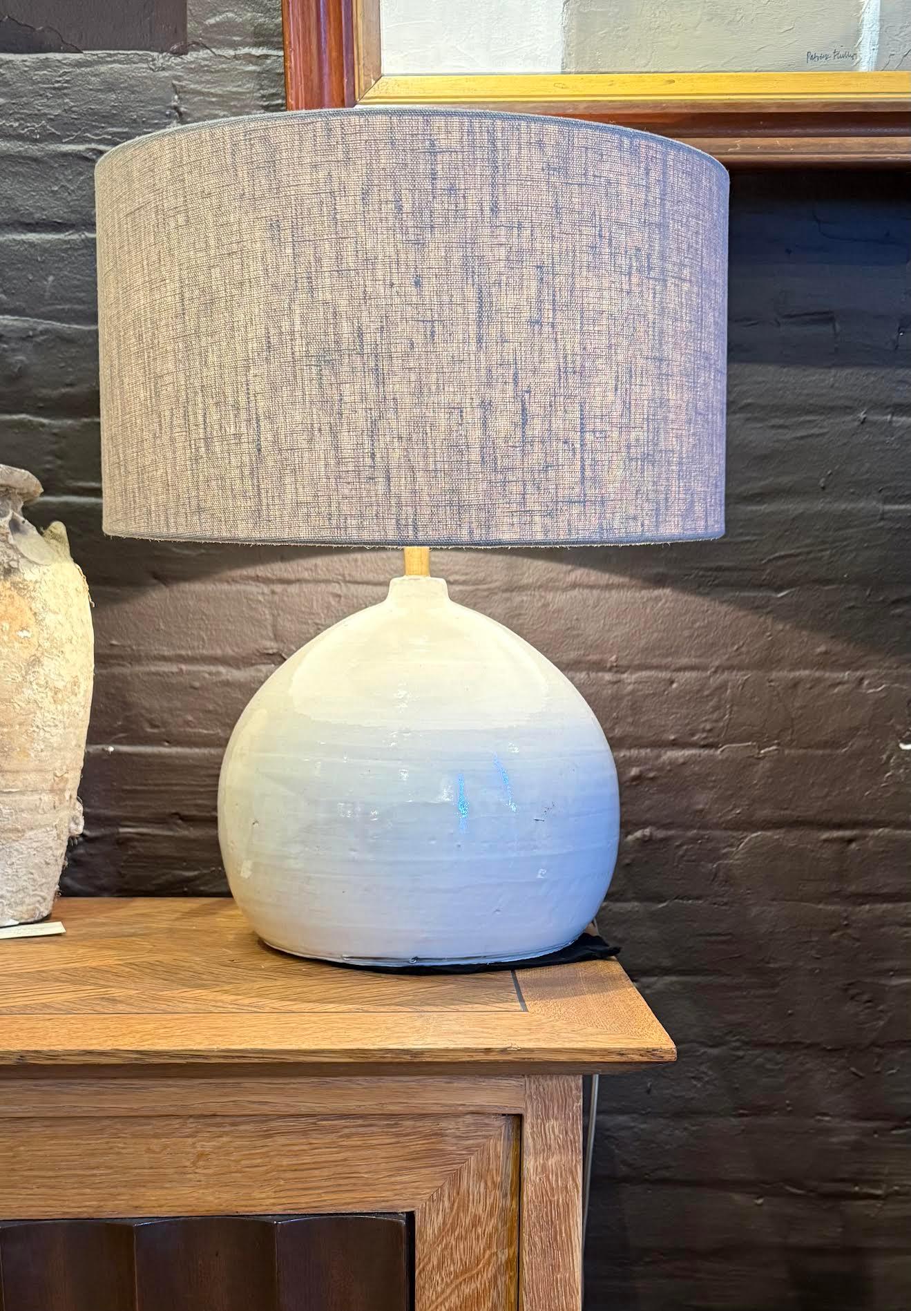 Chinois Lampe simple à petit bec crème avec abat-jour, Chine, Contemporary en vente