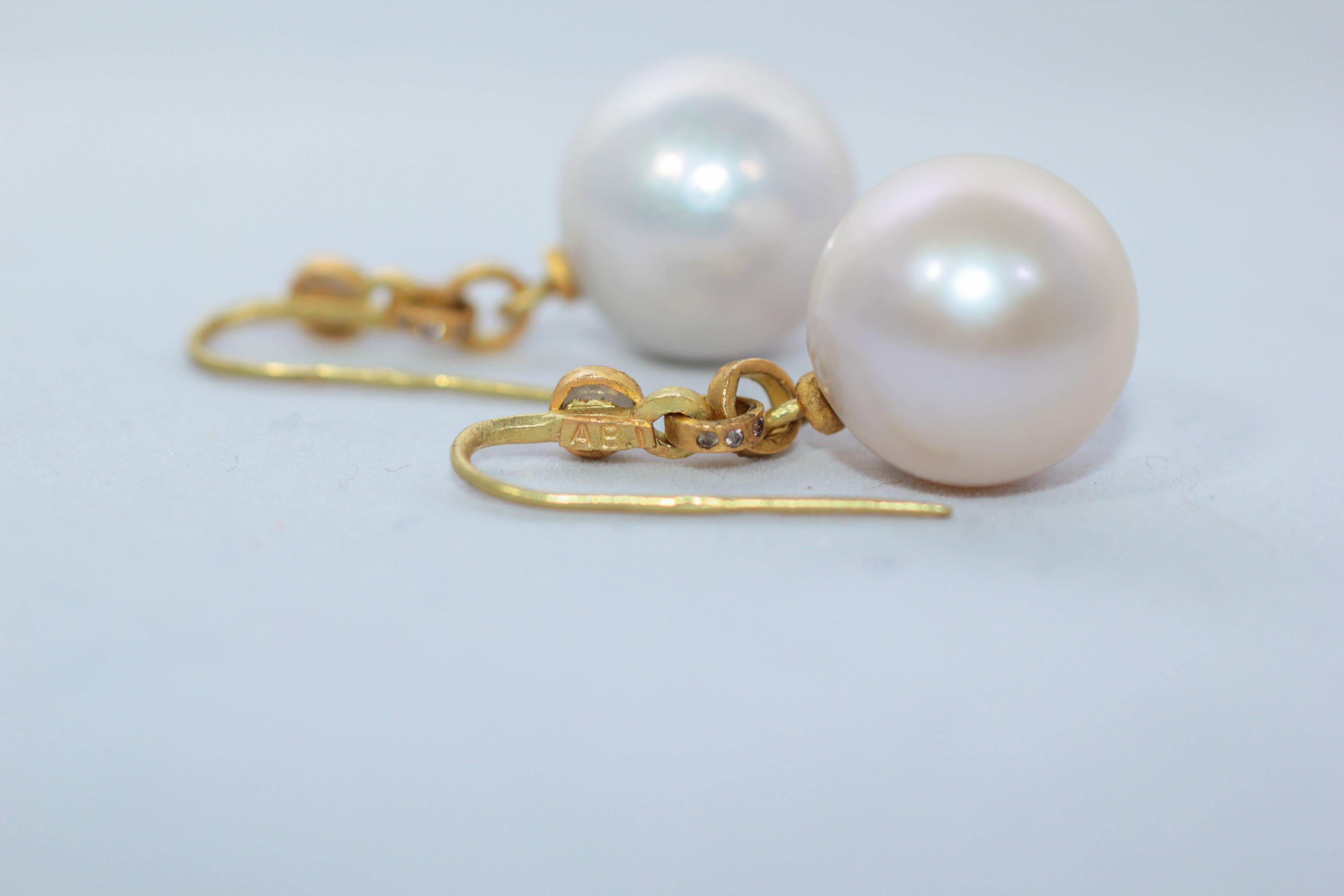 Cream South Sea Pearls Diamond 22-21K Gold Contemporary Drop Dangle Earrings In New Condition For Sale In New York, NY