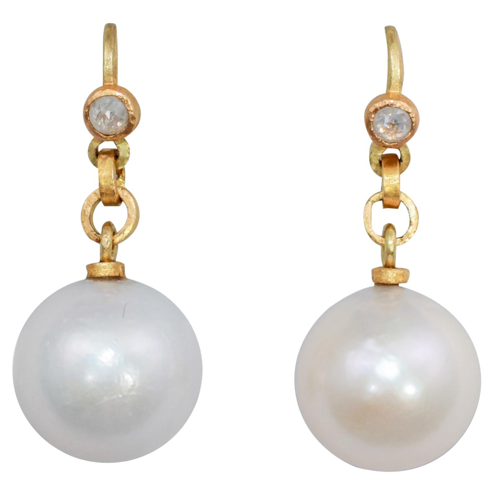 Boucles d'oreilles pendantes contemporaines en or 22-21K, perles des mers du Sud crème et diamant
