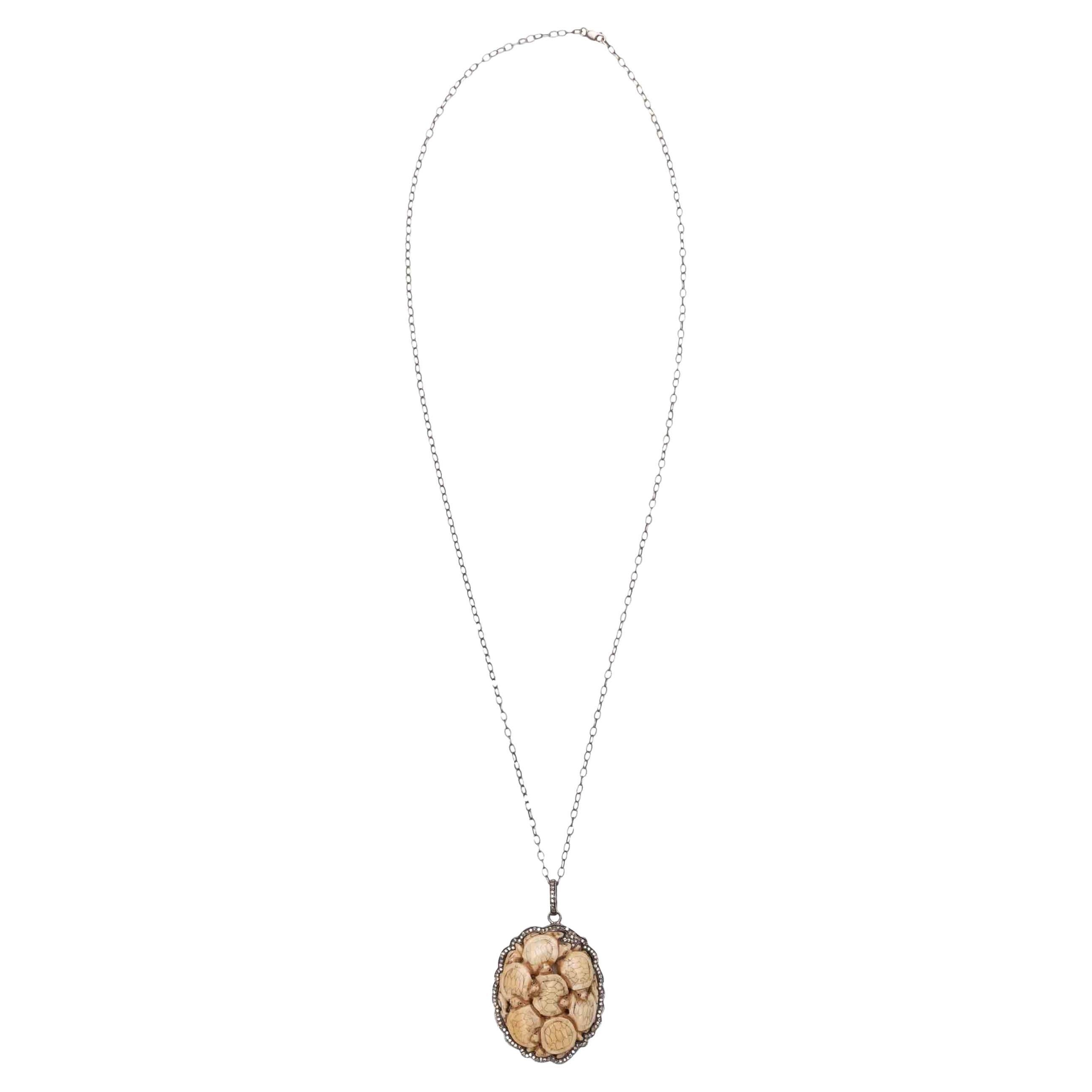 Collier Stacey Singer crème avec pendentif tortue sculpté et pavé de diamants en vente