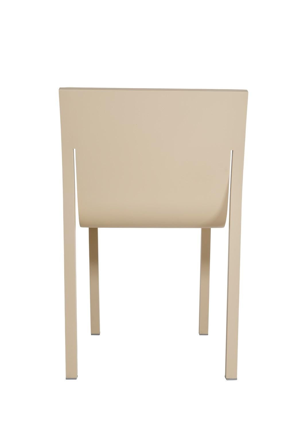 Chaise Stedelijk de Sabine Marcelis

Douce et discrète, la chaise Cream Stedelijk met en valeur la maîtrise des formes de Sabine Marcelis grâce à un ton chaud et neutre qui rehausse sa pureté sculpturale. La finition lisse enduite de poudre ajoute