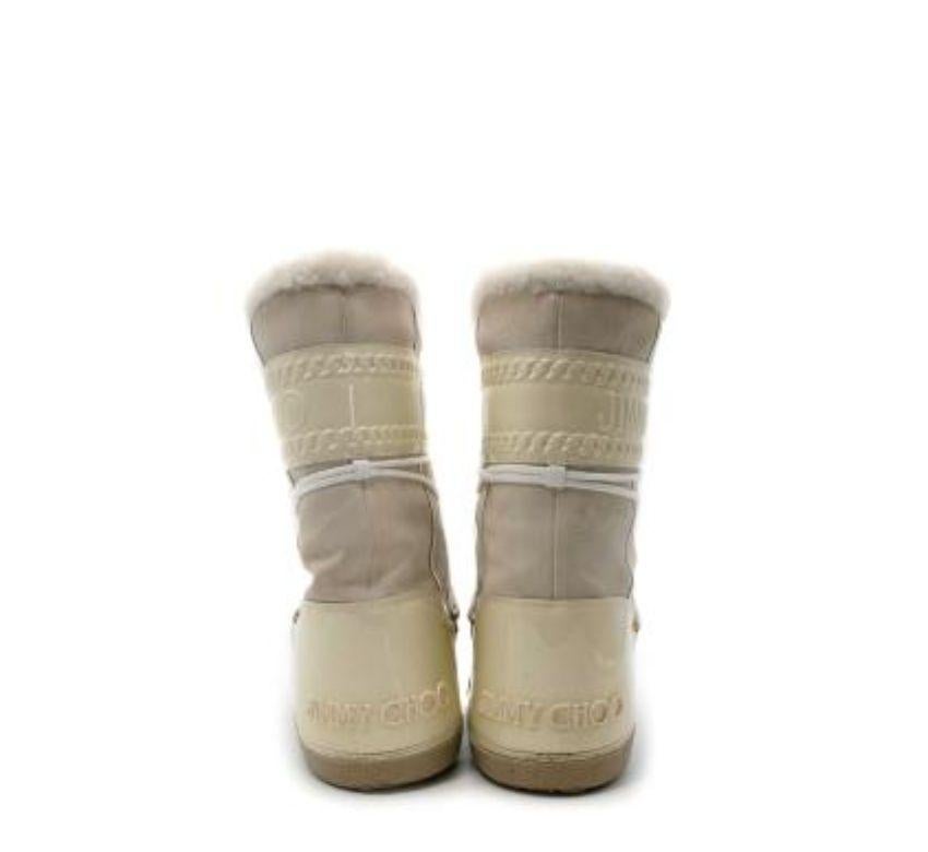 Jimmy Choo, stivali da neve in pelle scamosciata e vernice color crema con lacci
 
 - Stivali in pelle scamosciata e vernice con logo, lunghi fino al polpaccio
 - Allacciatura anteriore con lacci 
 - Rivestimento in pelliccia sintetica 
 - Suola in