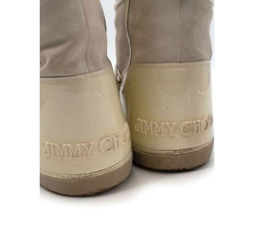 Marrone Jimmy Choo, stivali da neve in pelle scamosciata e vernice color crema con lacci in vendita