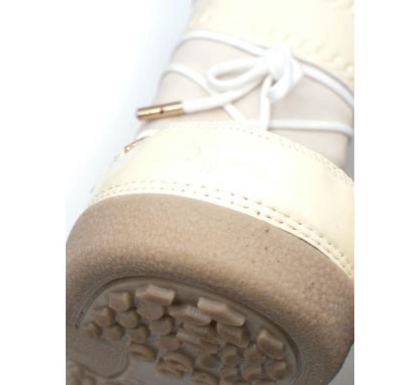 Jimmy Choo, stivali da neve in pelle scamosciata e vernice color crema con lacci in vendita 1