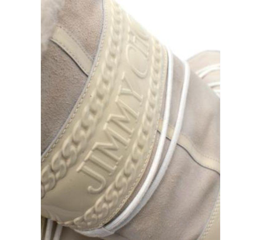 Jimmy Choo, stivali da neve in pelle scamosciata e vernice color crema con lacci in vendita 2
