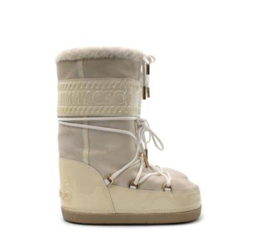Jimmy Choo, stivali da neve in pelle scamosciata e vernice color crema con lacci in vendita 3