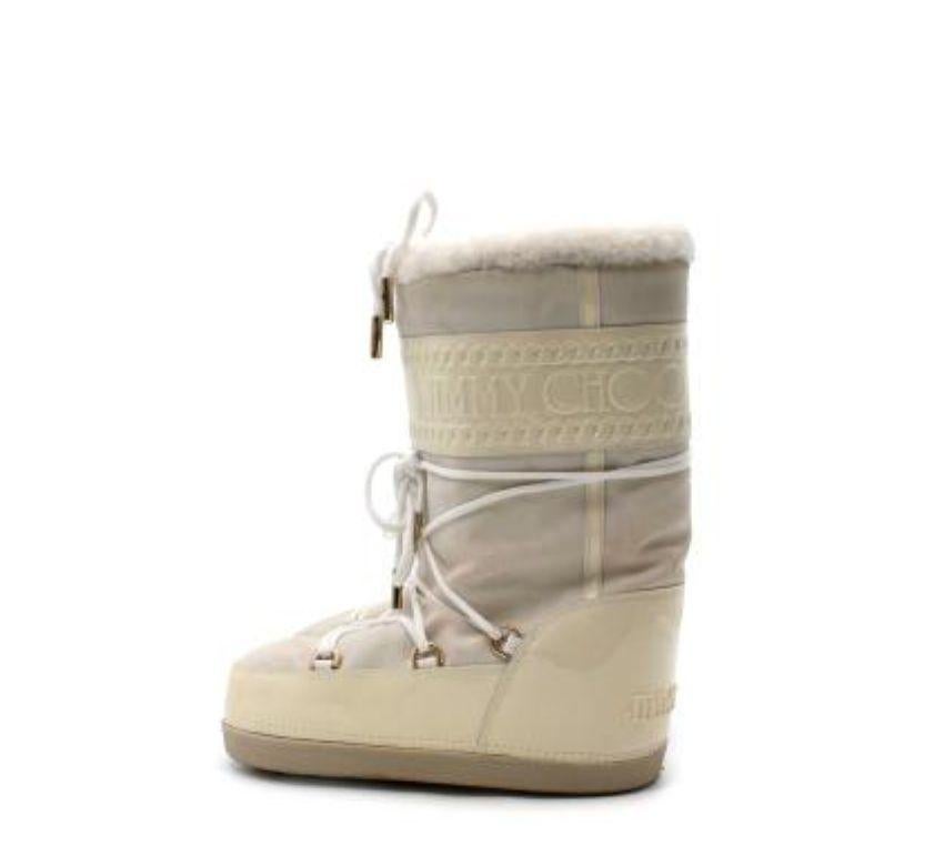 Jimmy Choo, stivali da neve in pelle scamosciata e vernice color crema con lacci in vendita 4