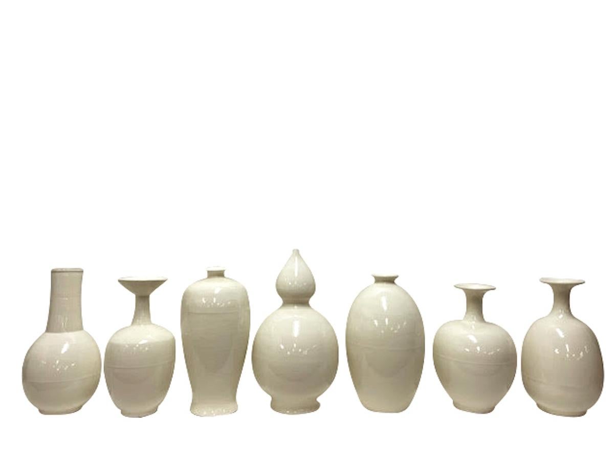 Vaso cinese contemporaneo in ceramica color crema con beccuccio piccolo.
Una delle tante forme e dimensioni di un
una grande collezione per molti usi decorativi.
Bellissimo colore bianco latte/crema.
 