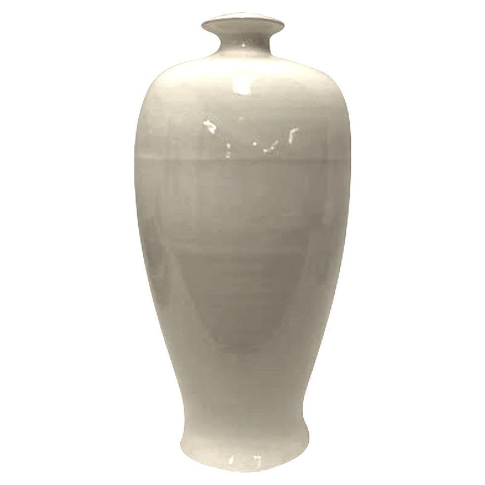 Grand vase en céramique crème à petit bec verseur, Chine, contemporain