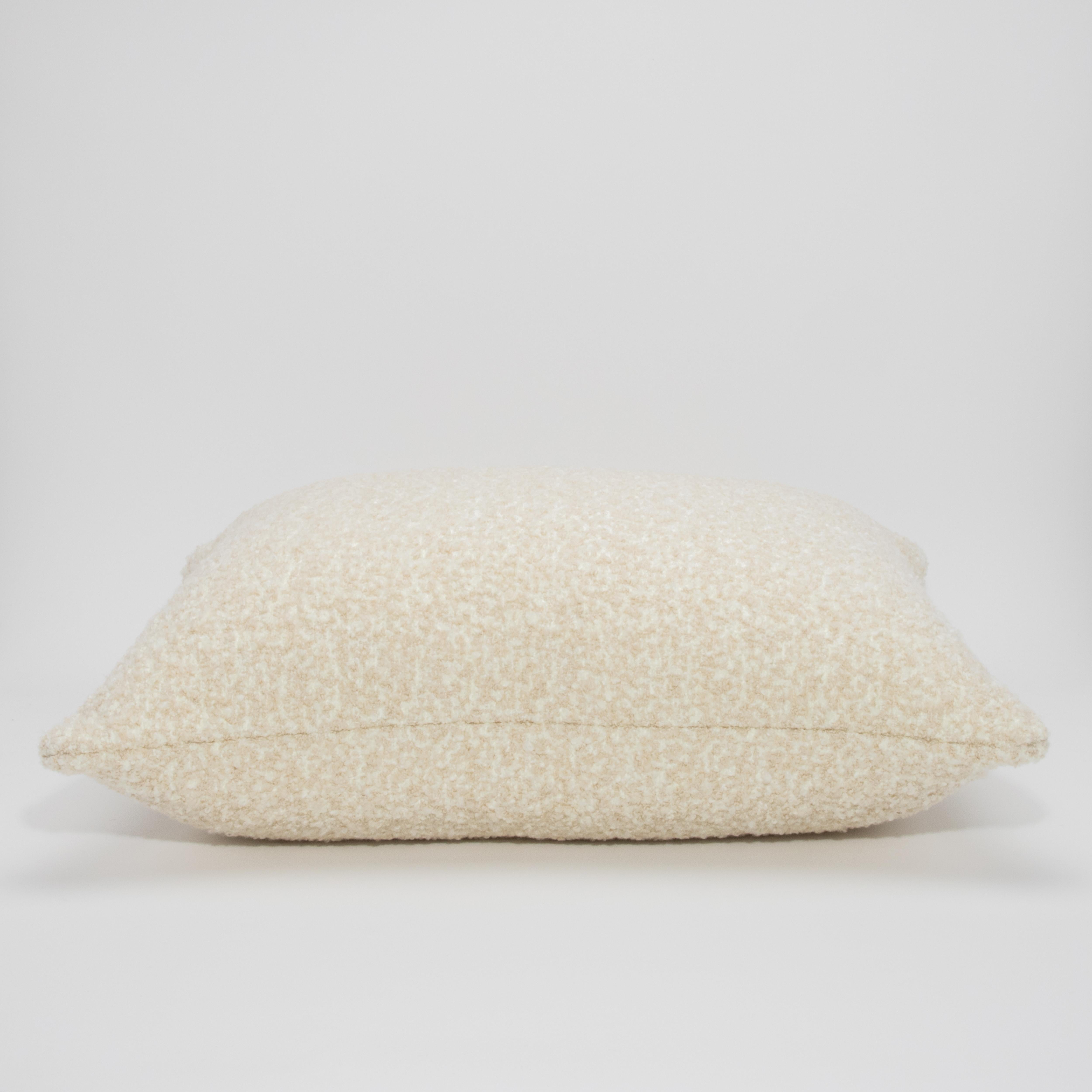 Moderno Cuscino Euro Boucle Crema e Tan di MOGUL in vendita