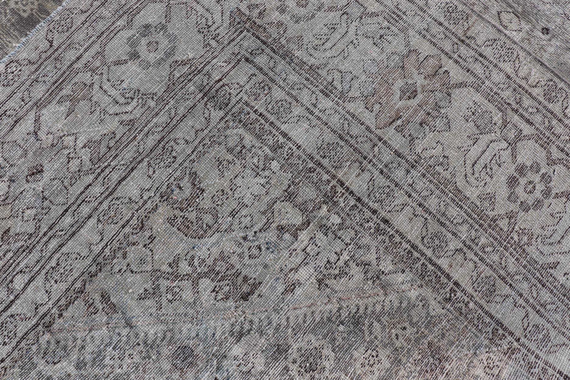 Tappeto persiano antico Sultanabad Rugs color crema, grigio e marrone con disegni floreali in vendita 8