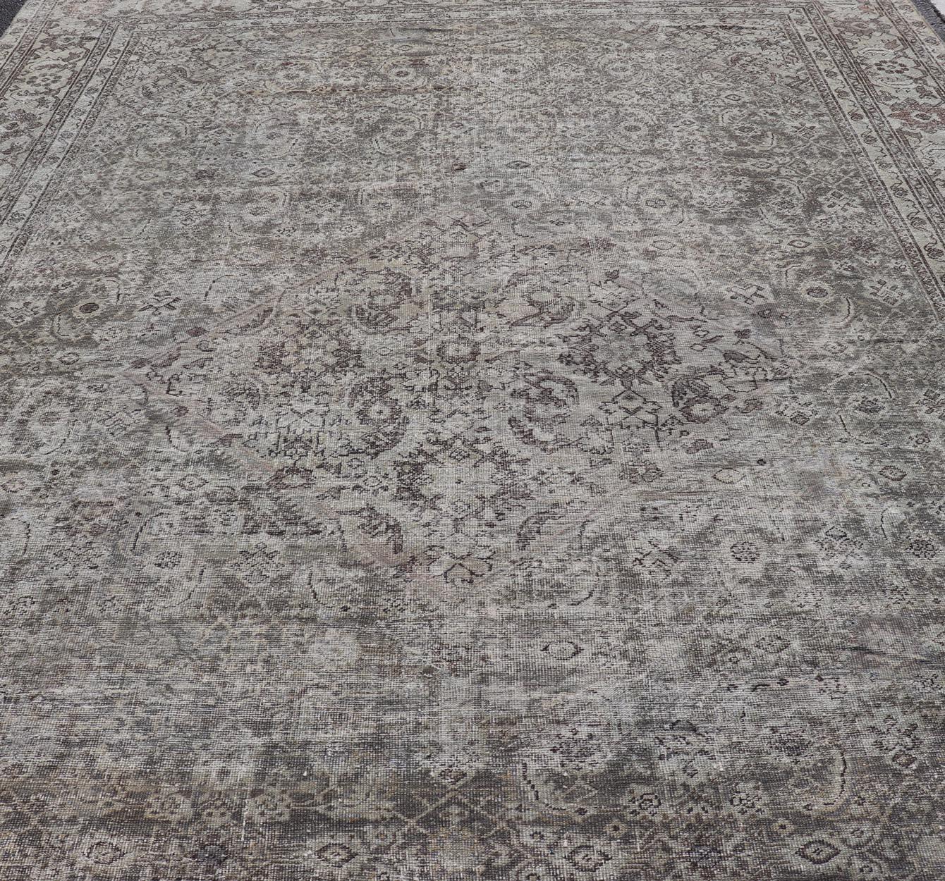 Tappeto persiano antico Sultanabad Rugs color crema, grigio e marrone con disegni floreali. Keivan Woven Arts / tappeto W22-0404-15491, paese d'origine/tipo: Iran / Sultanabad-Mahal, circa 1910. 
Misure: 11'1 x 15'6 
Questo antico tappeto persiano