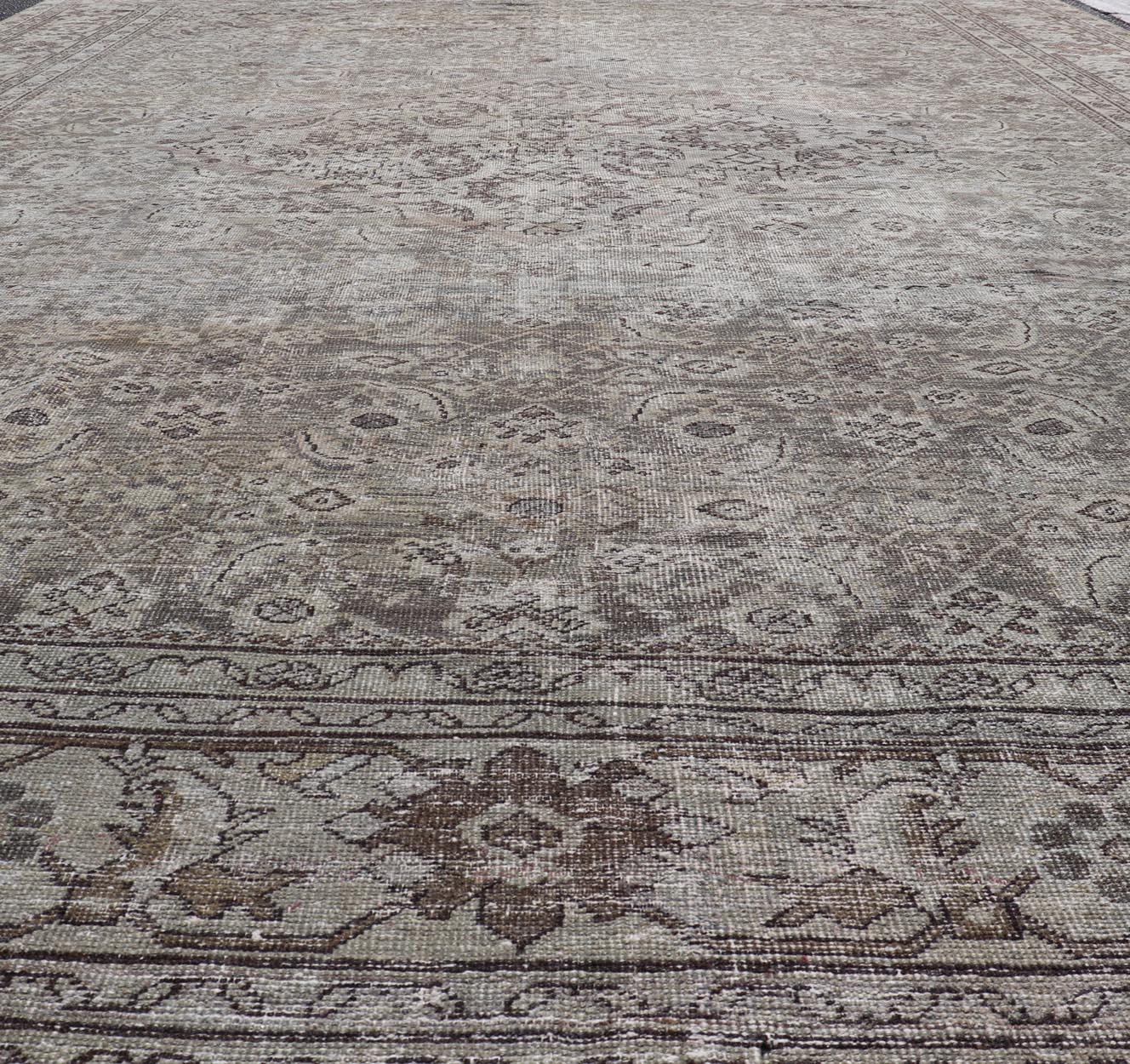 Persiano Tappeto persiano antico Sultanabad Rugs color crema, grigio e marrone con disegni floreali in vendita