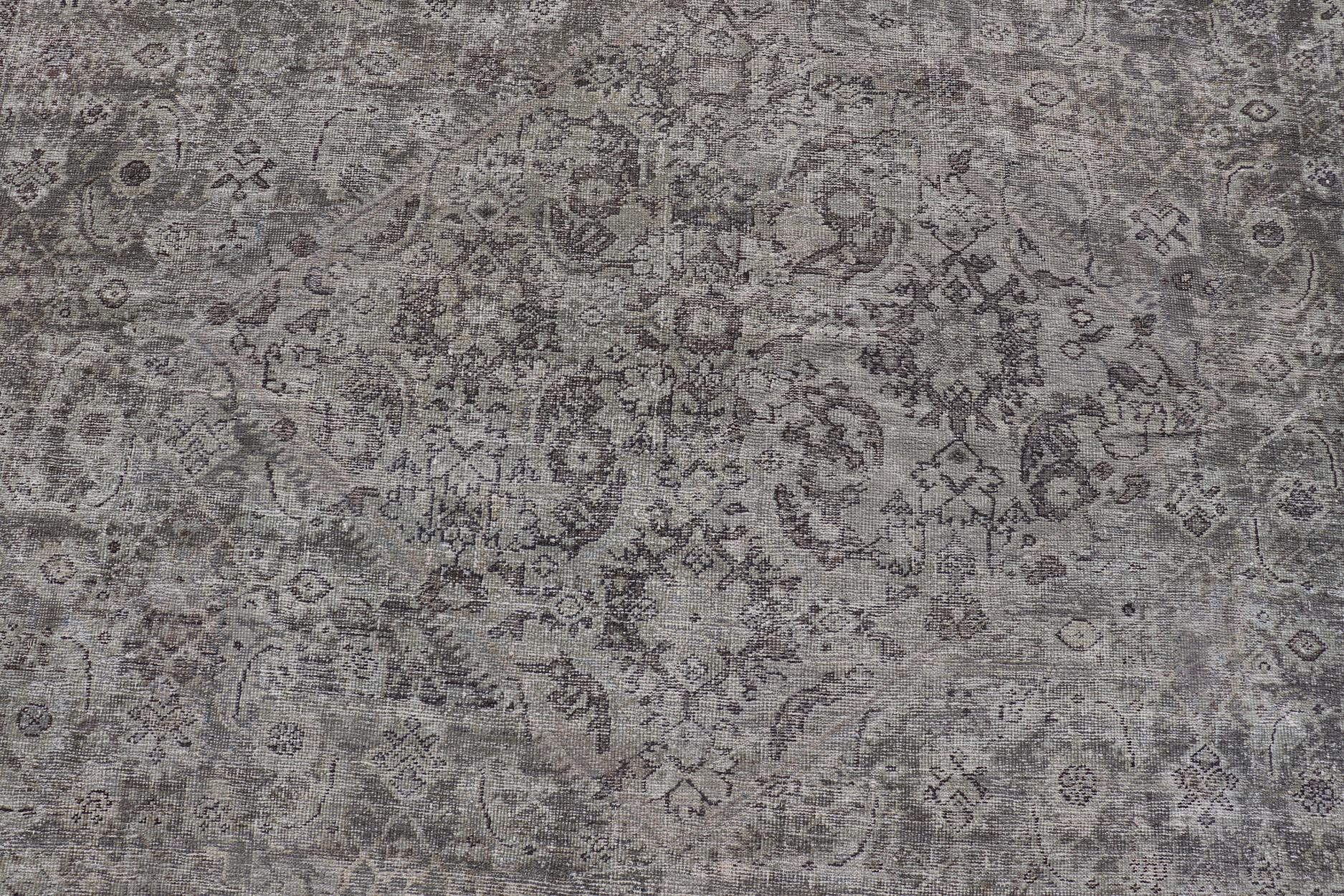 Annodato a mano Tappeto persiano antico Sultanabad Rugs color crema, grigio e marrone con disegni floreali in vendita