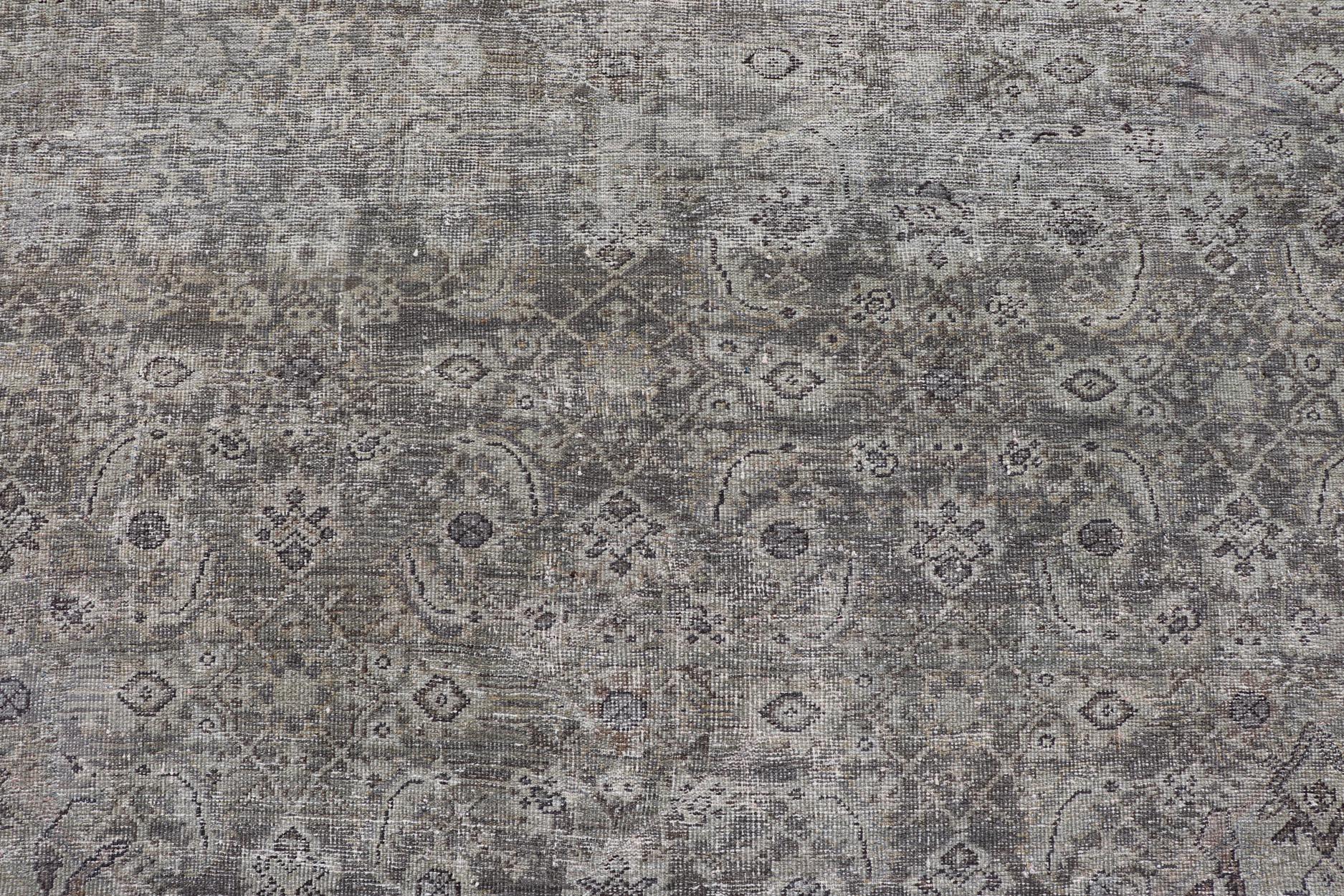 Tappeto persiano antico Sultanabad Rugs color crema, grigio e marrone con disegni floreali In condizioni buone in vendita a Atlanta, GA