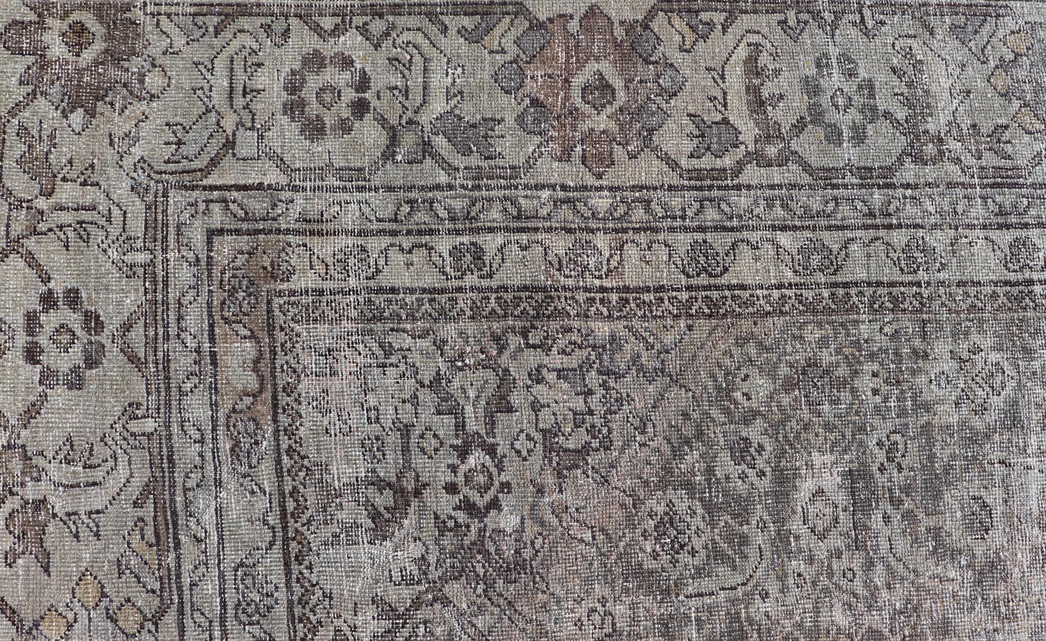 XX secolo Tappeto persiano antico Sultanabad Rugs color crema, grigio e marrone con disegni floreali in vendita